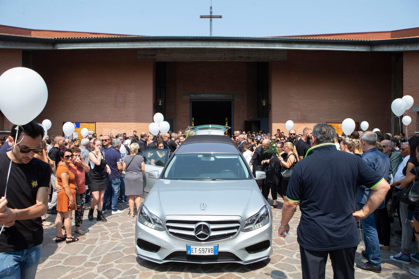 Milano Tragico Tuffo In Piscina Folla E Commozione Ai Funerali Di