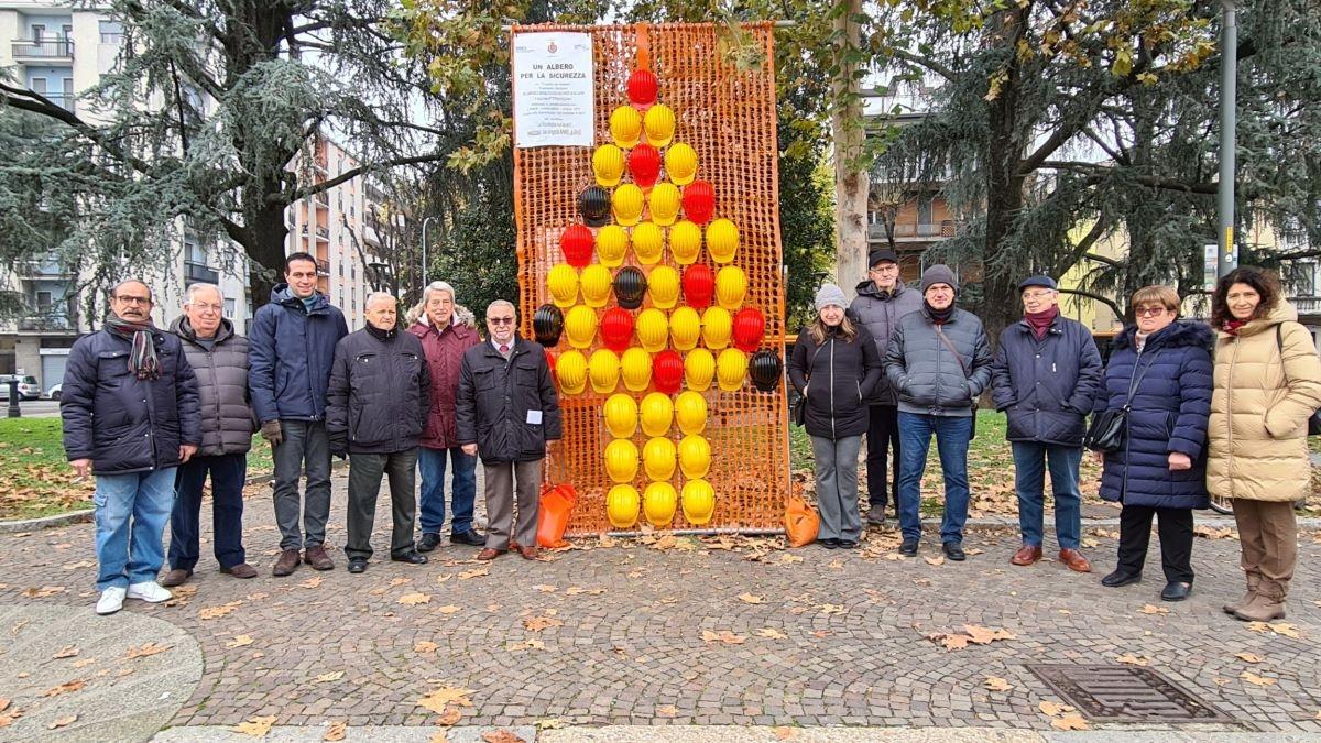 L Albero di Natale per la sicurezza inaugurato a Rho Non si può