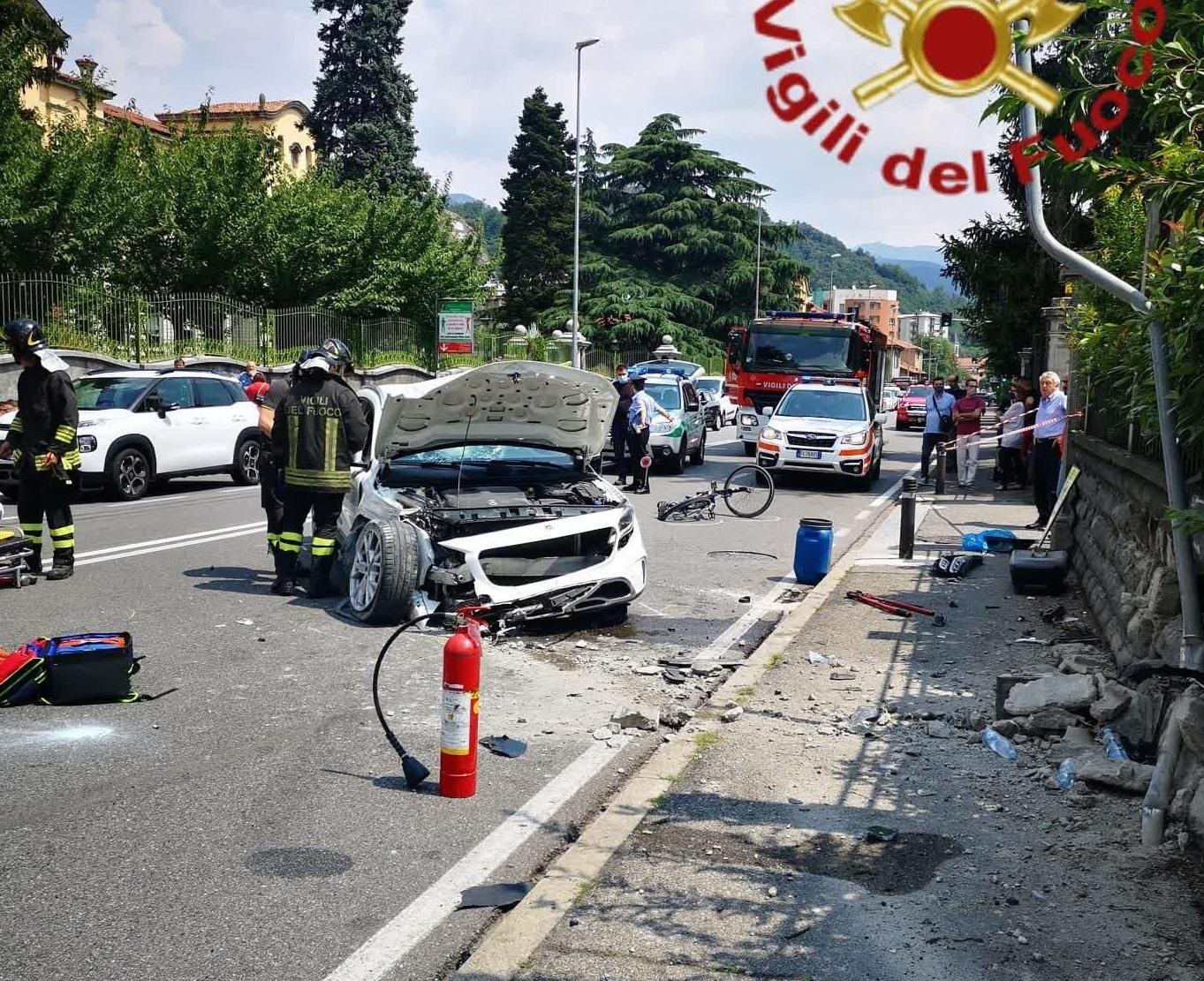 Como Perde Il Controllo Dell Auto E Travolge Una Giovane Ciclista