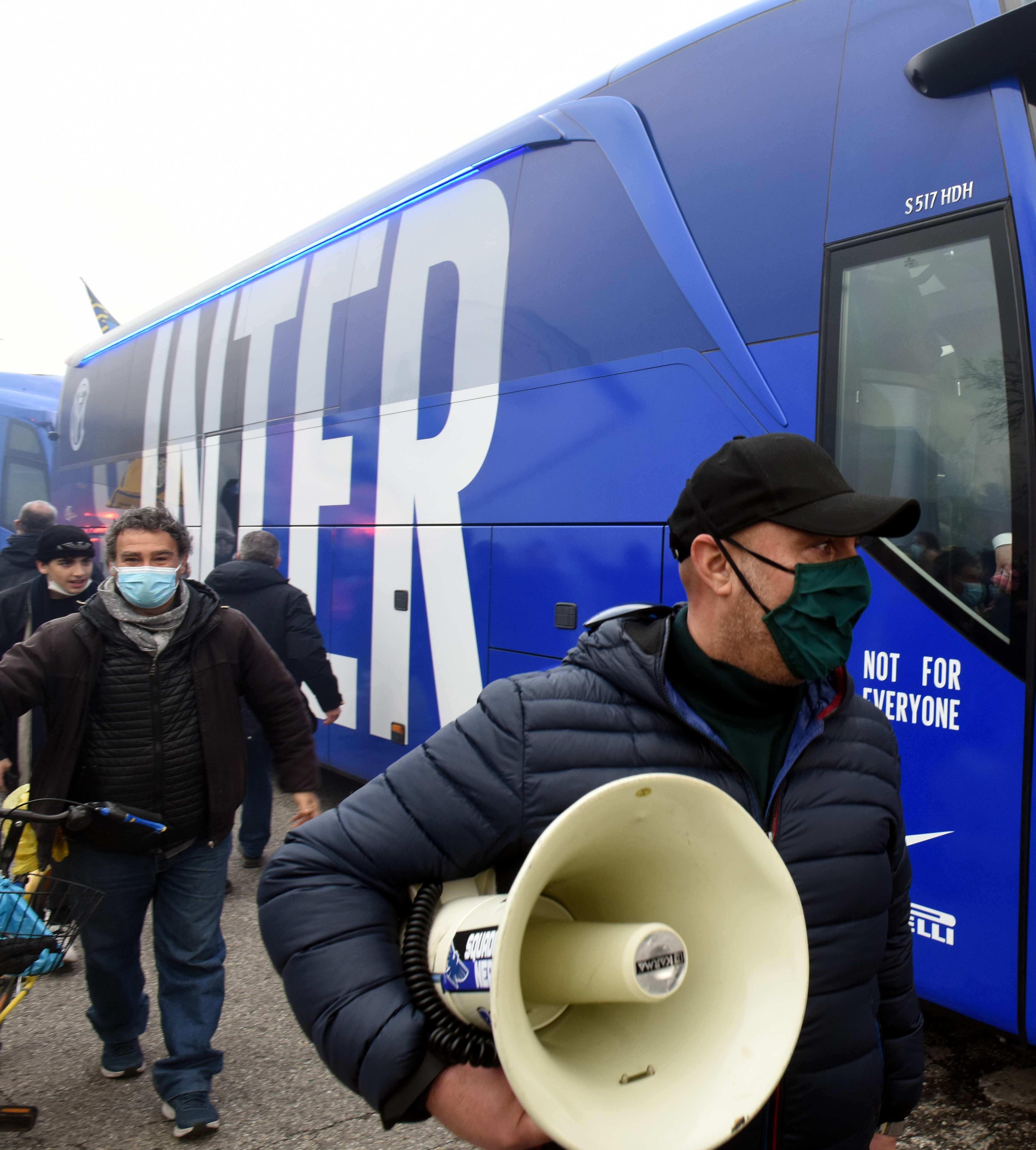 San Siro Sala Diviso Tra Tifo E Politica