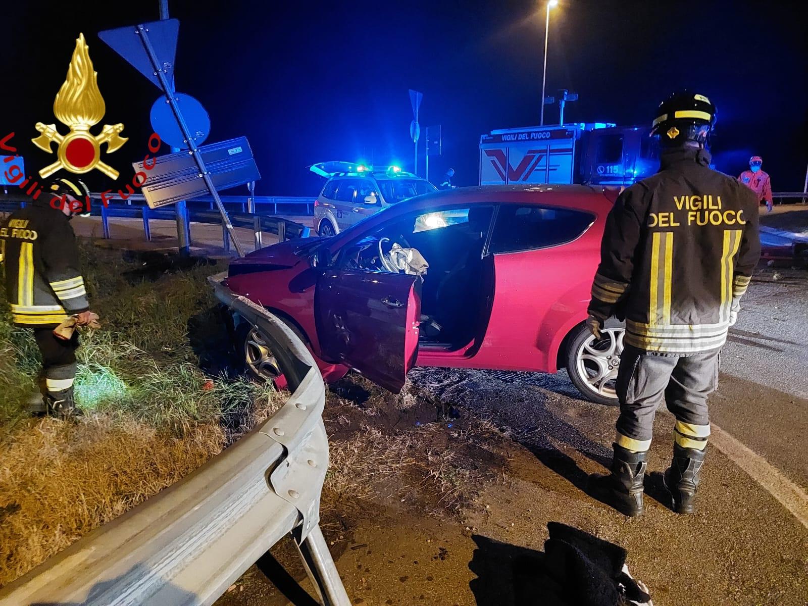 Villa Guardia Auto Si Schianta Contro Il Guard Rail Grave Una 21enne