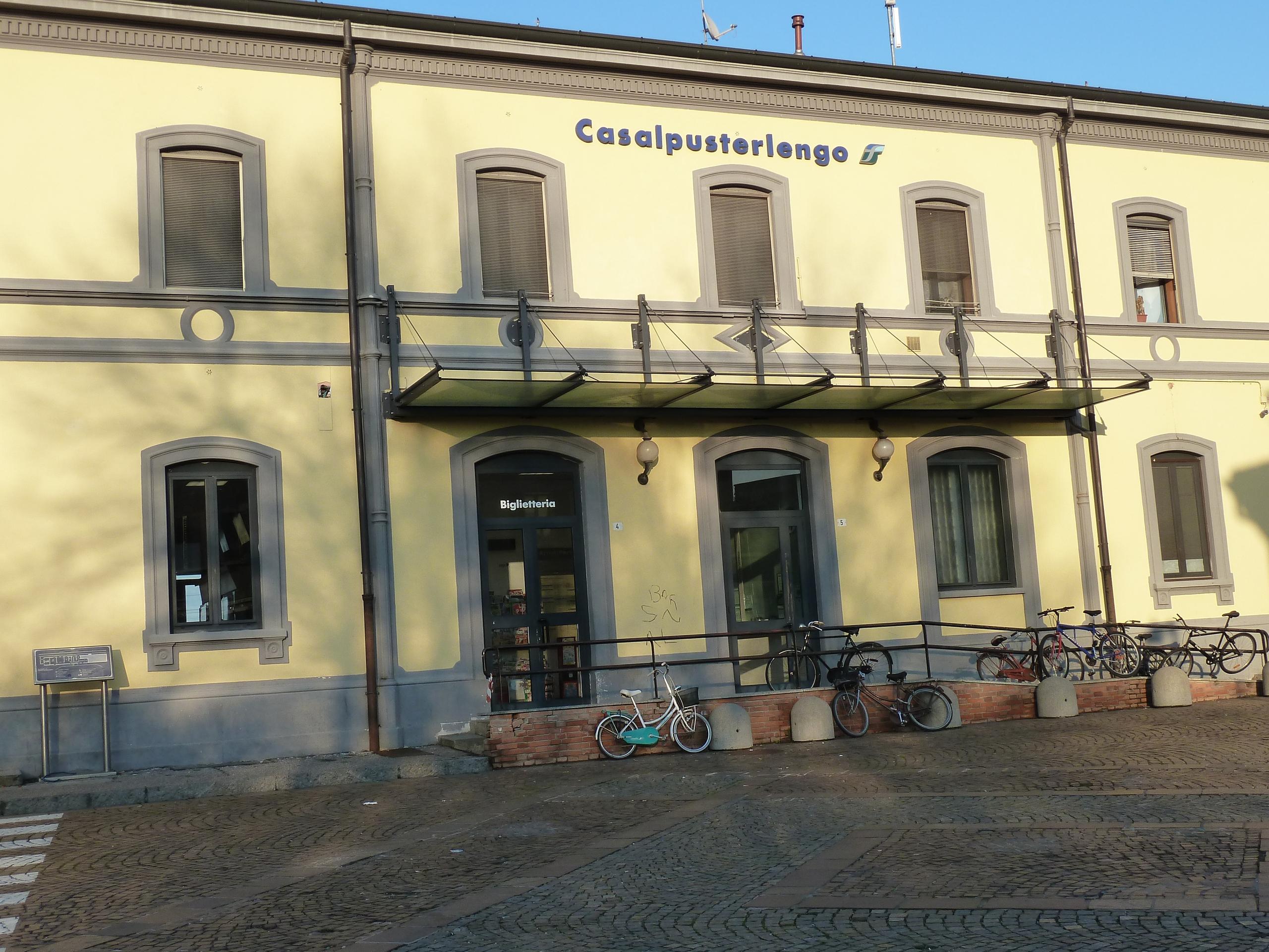 Casale doppio incendio in stazione è caccia ai piromani