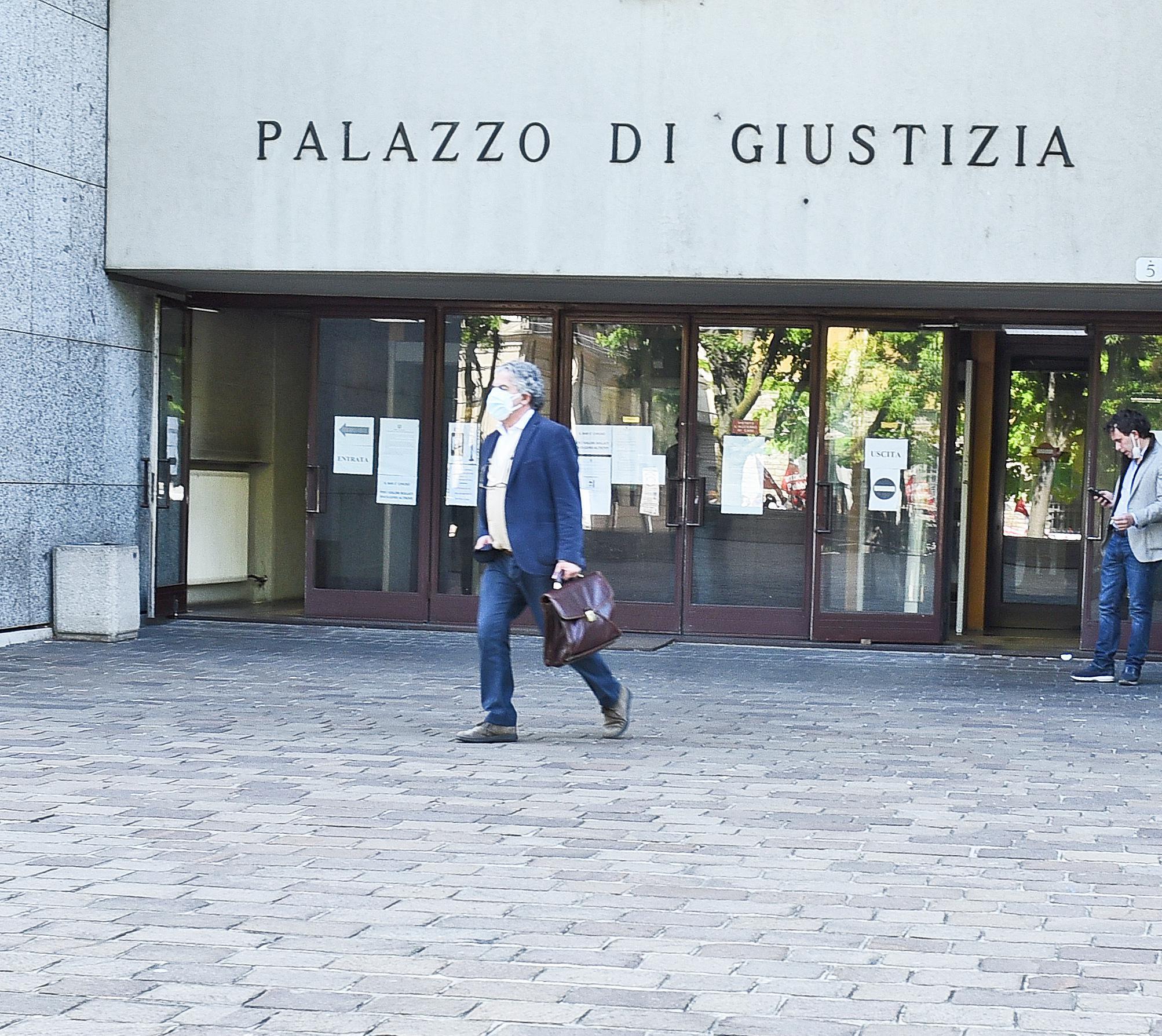 Giro Di Fatture False A Processo 17 Evasori