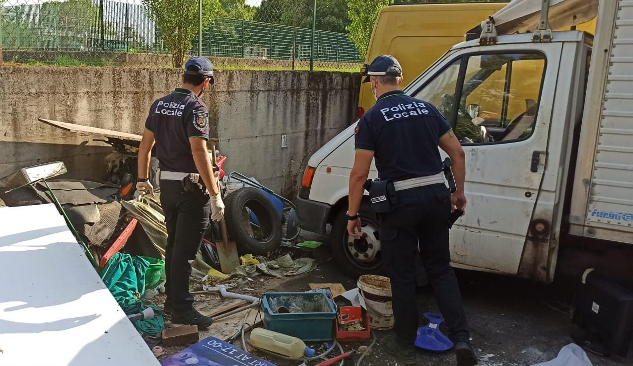 Cinisello Discariche Abusive Nelle Case Aler Blitz Della Polizia Locale