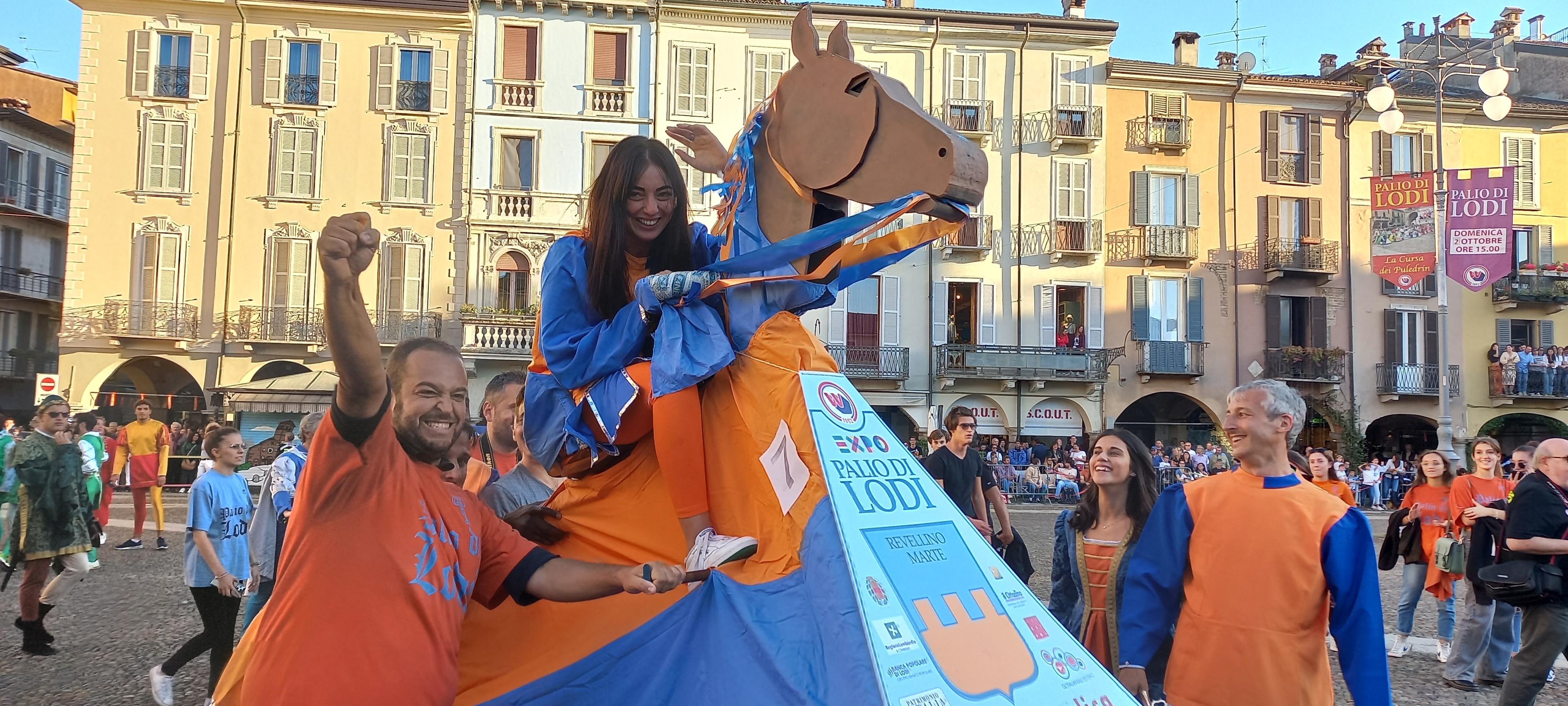 Lodi Palio Dei Rioni Revellino Impenna E Porta A Casa Gonfalone E