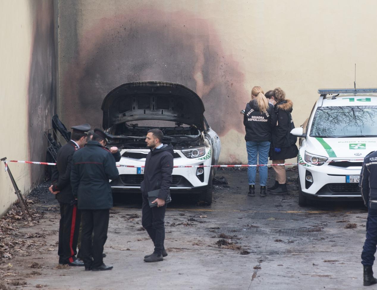 Milano Auto Vigili Bruciate In Viale Tibaldi Pista Anarchica Indaga