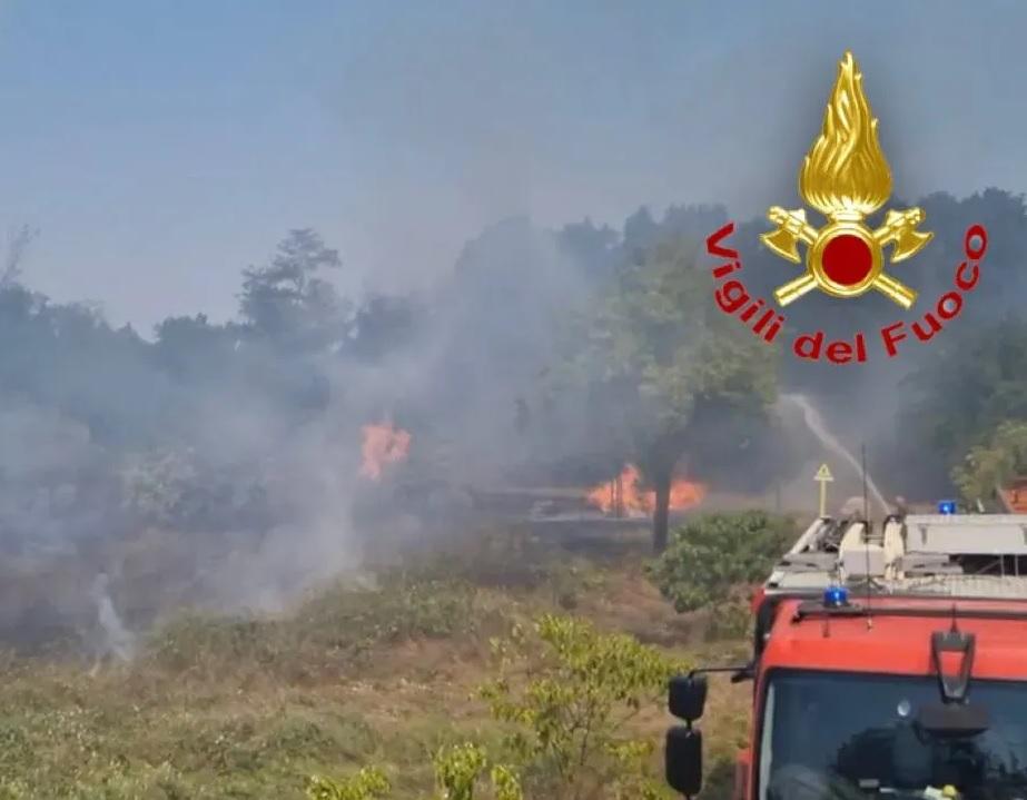 San Colombano Brucia Le Sterpaglie Ma Sviene Per Il Fumo Distrutti