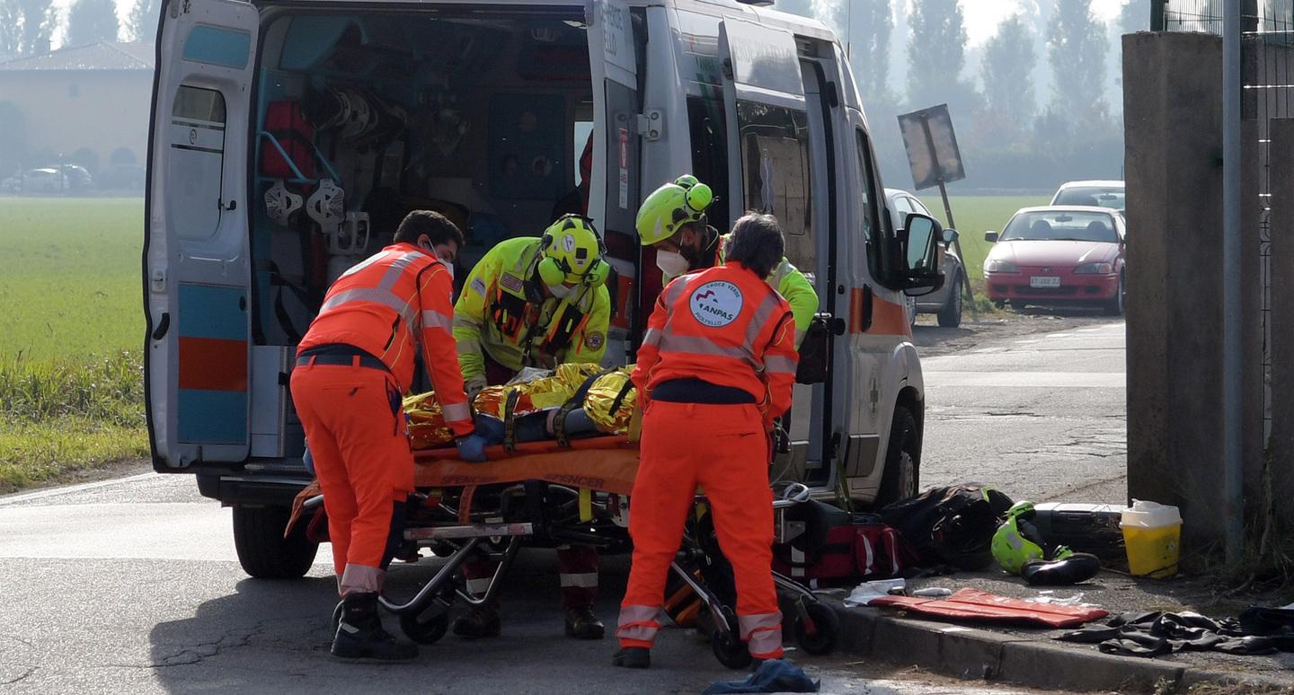 Novate Milanese Padre Accoltellato Al Collo Dal Figlio Lo Salva La Moglie