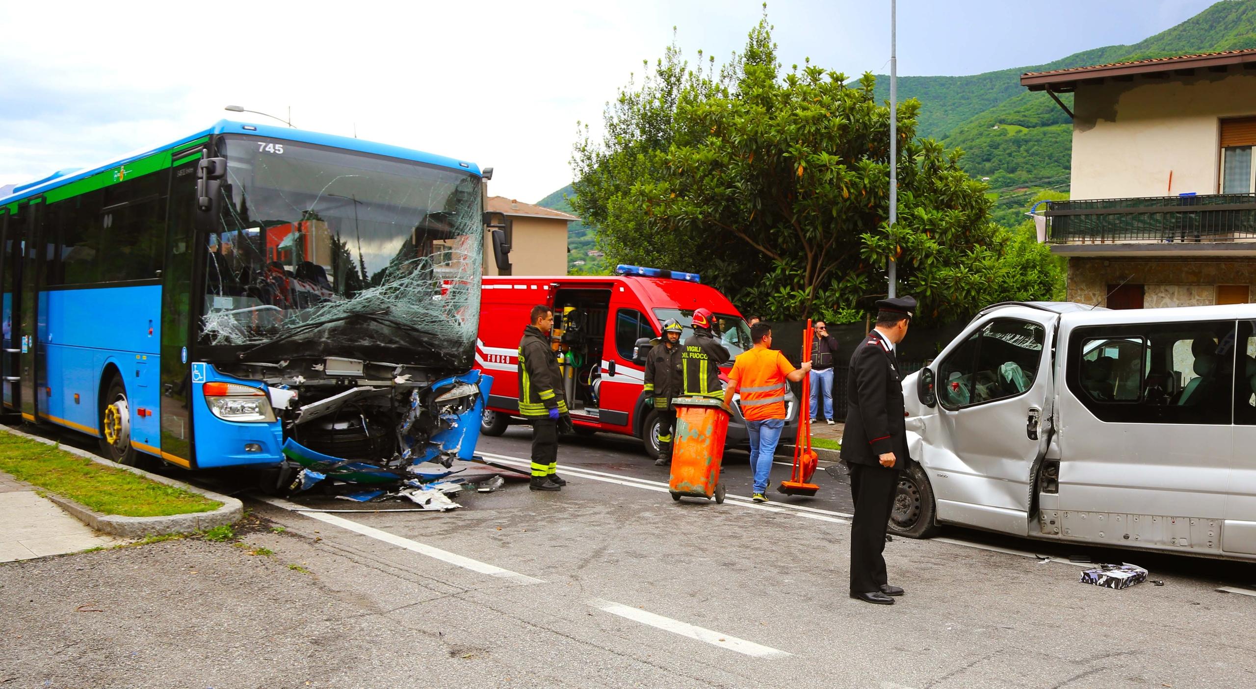 Endine Incidente Sulla Statale Del Tonale Morto Enne E Due Feriti