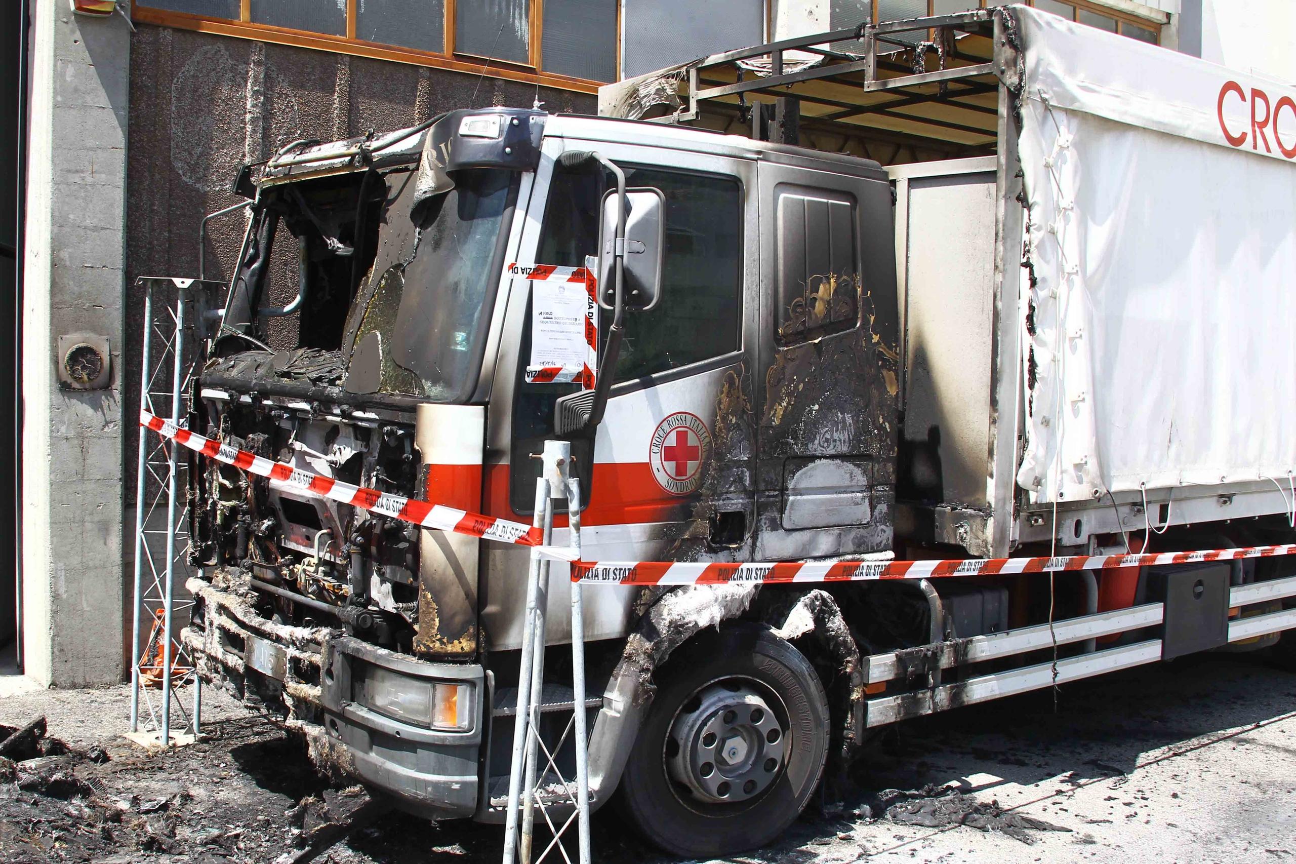 Camion Della Croce Rossa In Fiamme C L Ombra Del Dolo