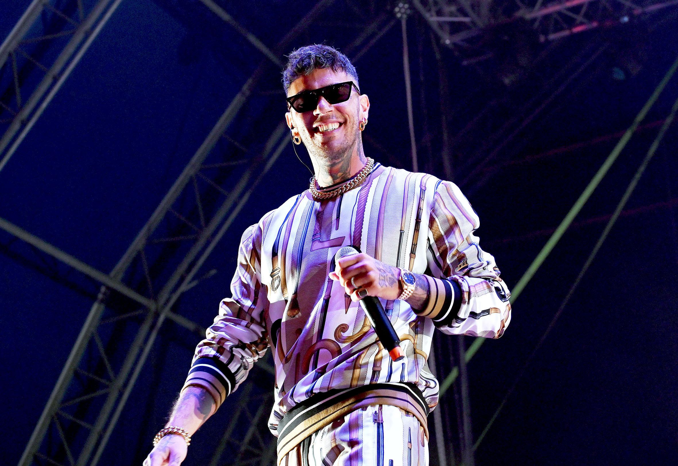 Emis Killa Riccione Come Marsiglia La Querela Del Comune Verso L