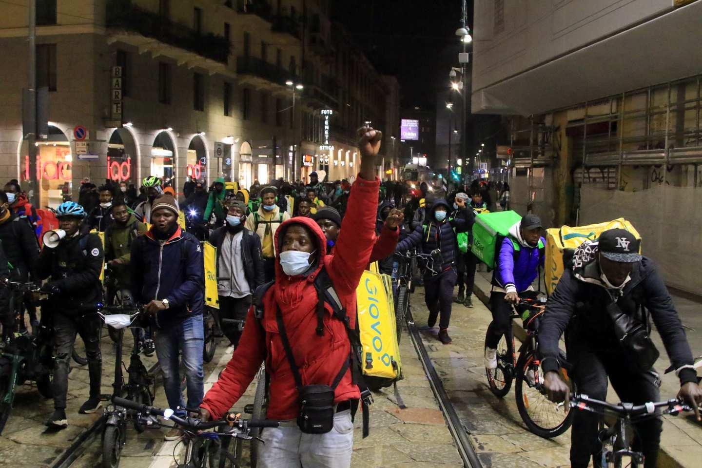 Milano Rider In Corteo Protesta Non Autorizzata Per Le Vie Della