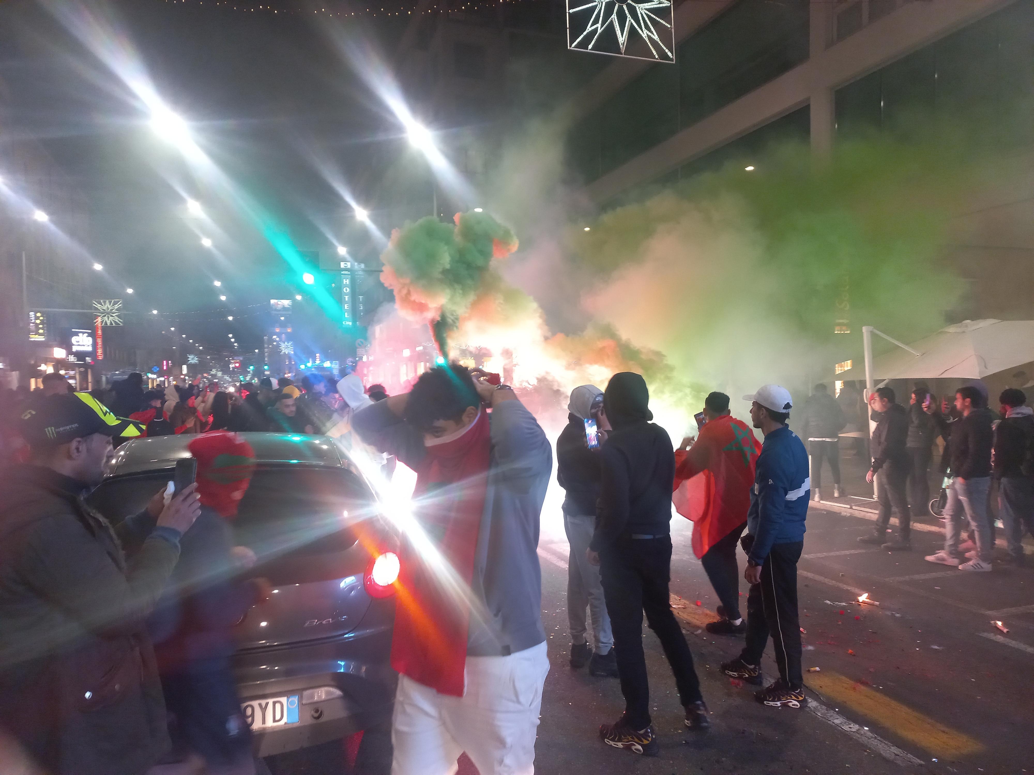 Marocco Agli Ottavi Mondiale Festa In Corso Buenos Aires Fumogeni