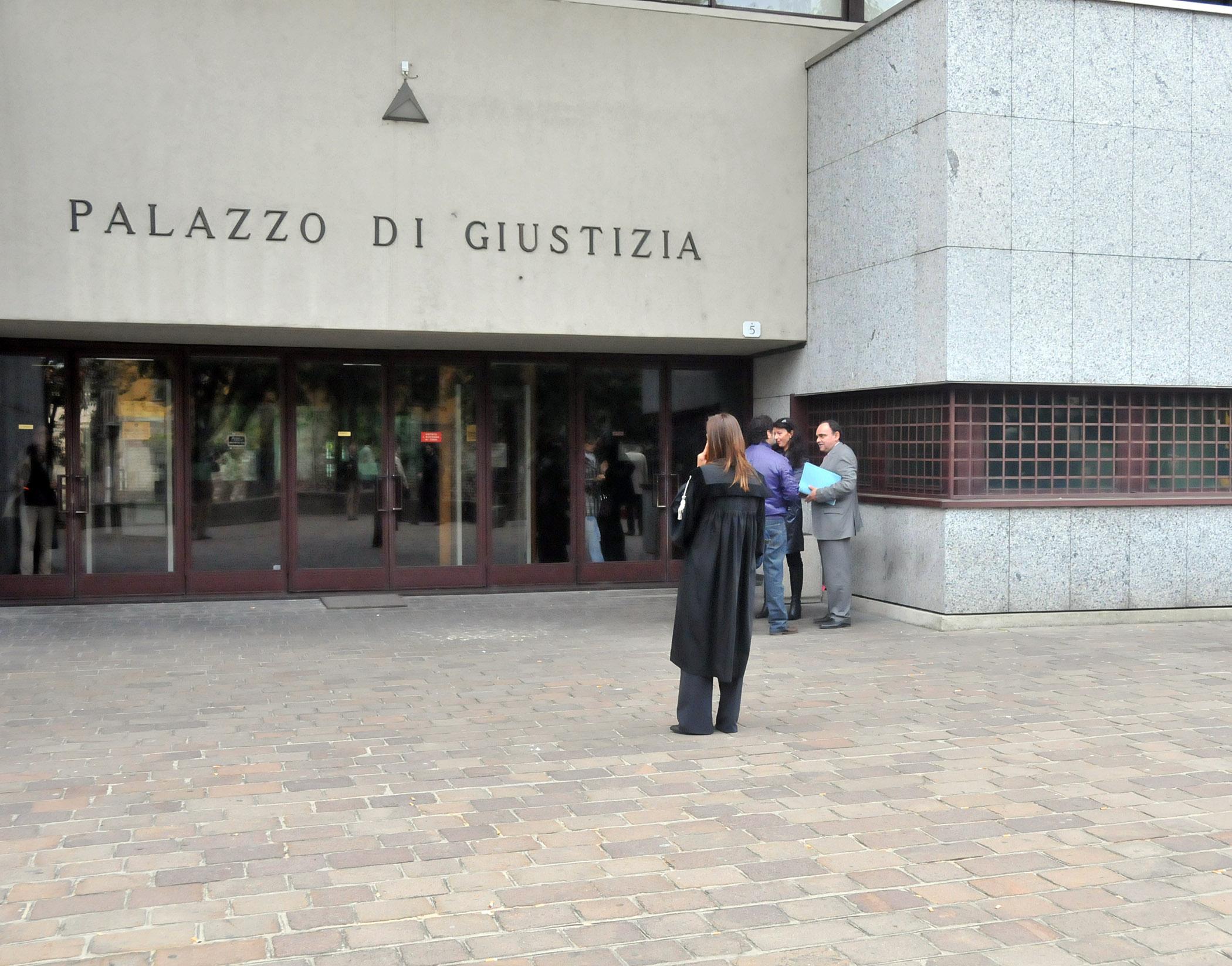 Como Tenta Di Entrare In Tribunale Con Un Coltello A Serramanico