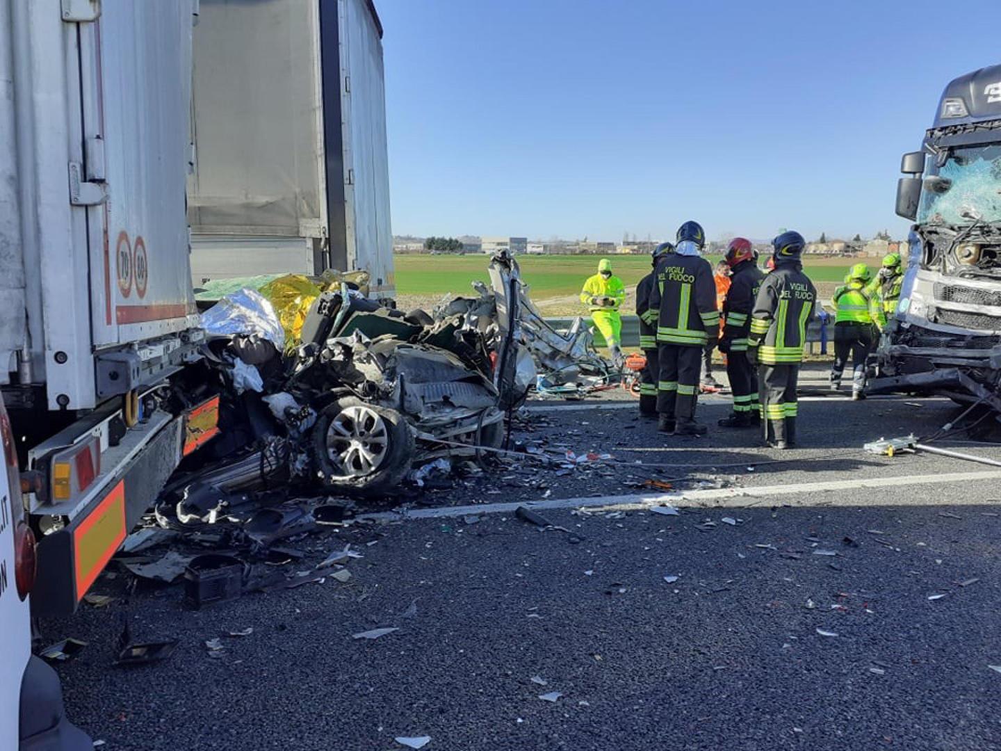 Incidente A Vercelli Maxi Tamponamento Tra Veicoli Due Morti Sono