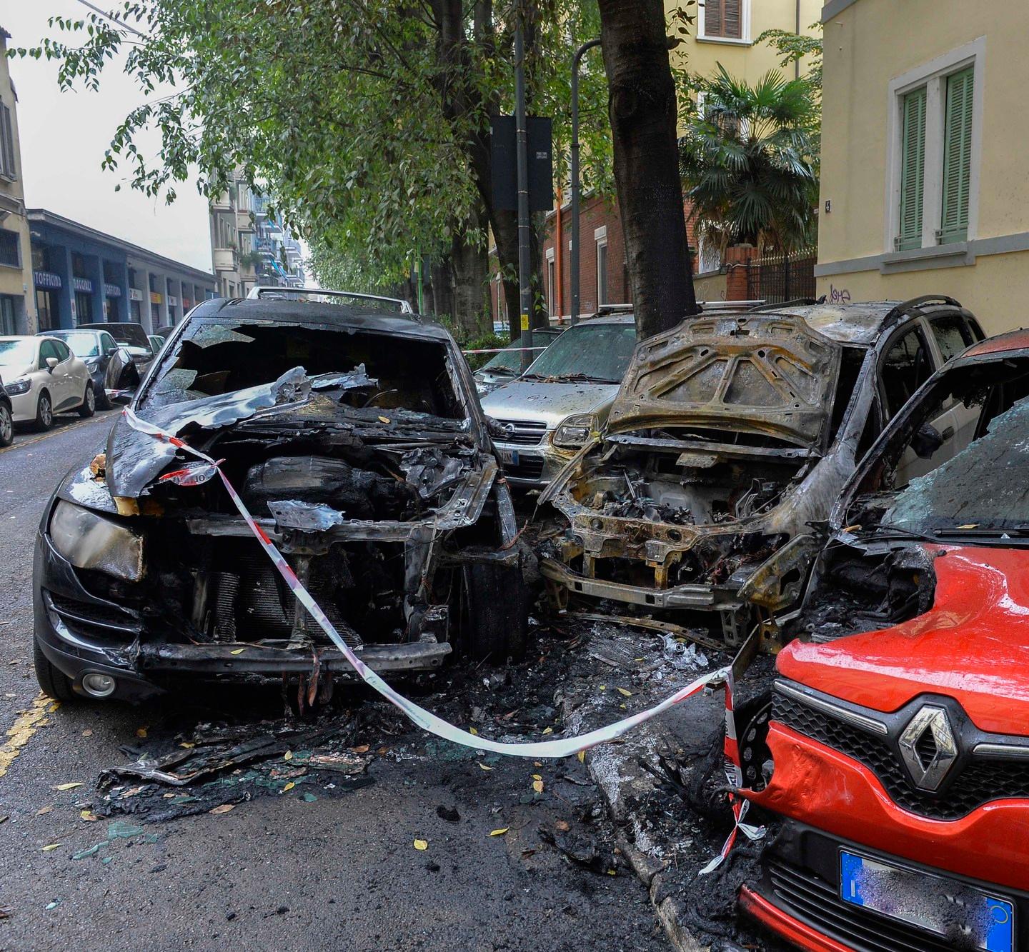 Milano Auto In Fiamme All Alba Caccia Al Piromane