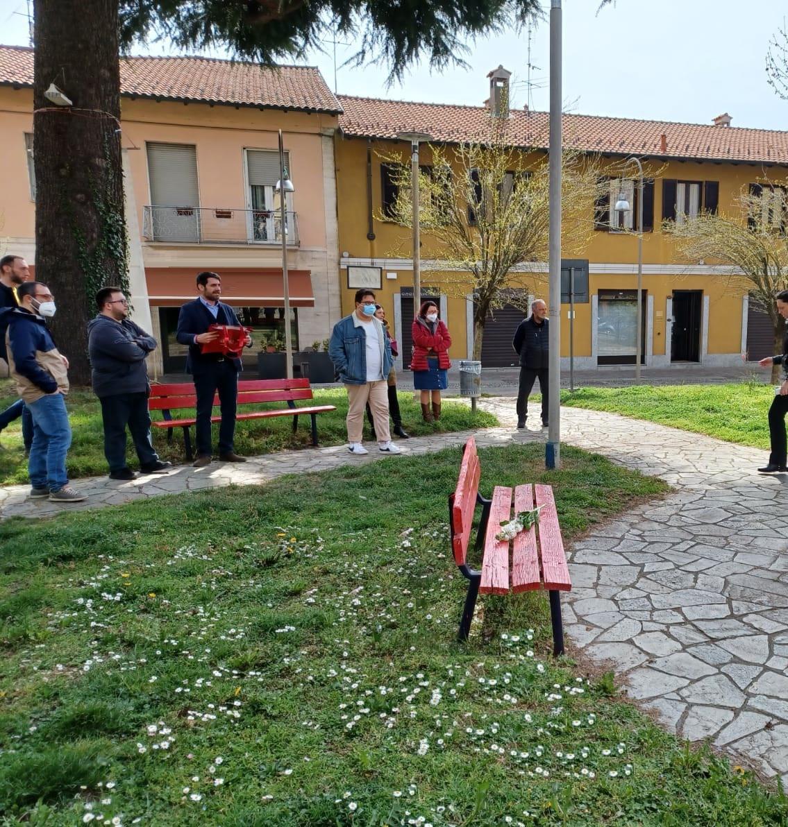 Rescaldina Omicidio Carol Maltesi Fiori Su Una Panchina Rossa In