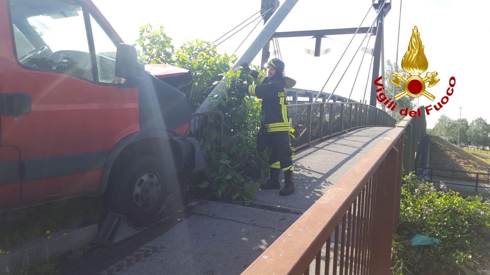 Incidente A Gorgonzola Scontro Tra Auto E Camion In Bilico Sul Ponte