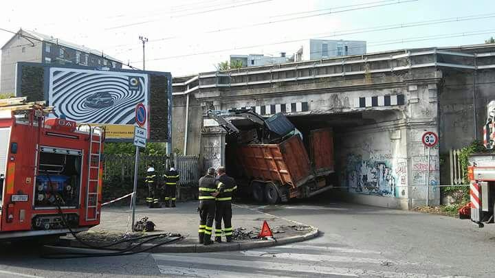 Camion Incastrato Nel Sottopassaggio