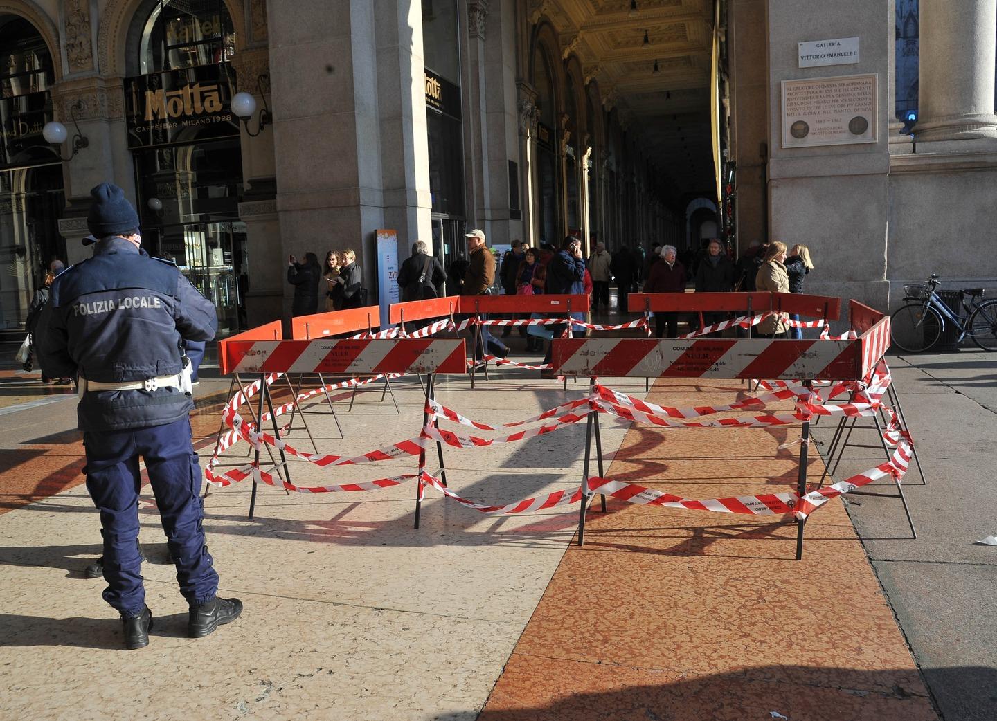 Intonaco Caduto Tolte Le Transenne In Galleria