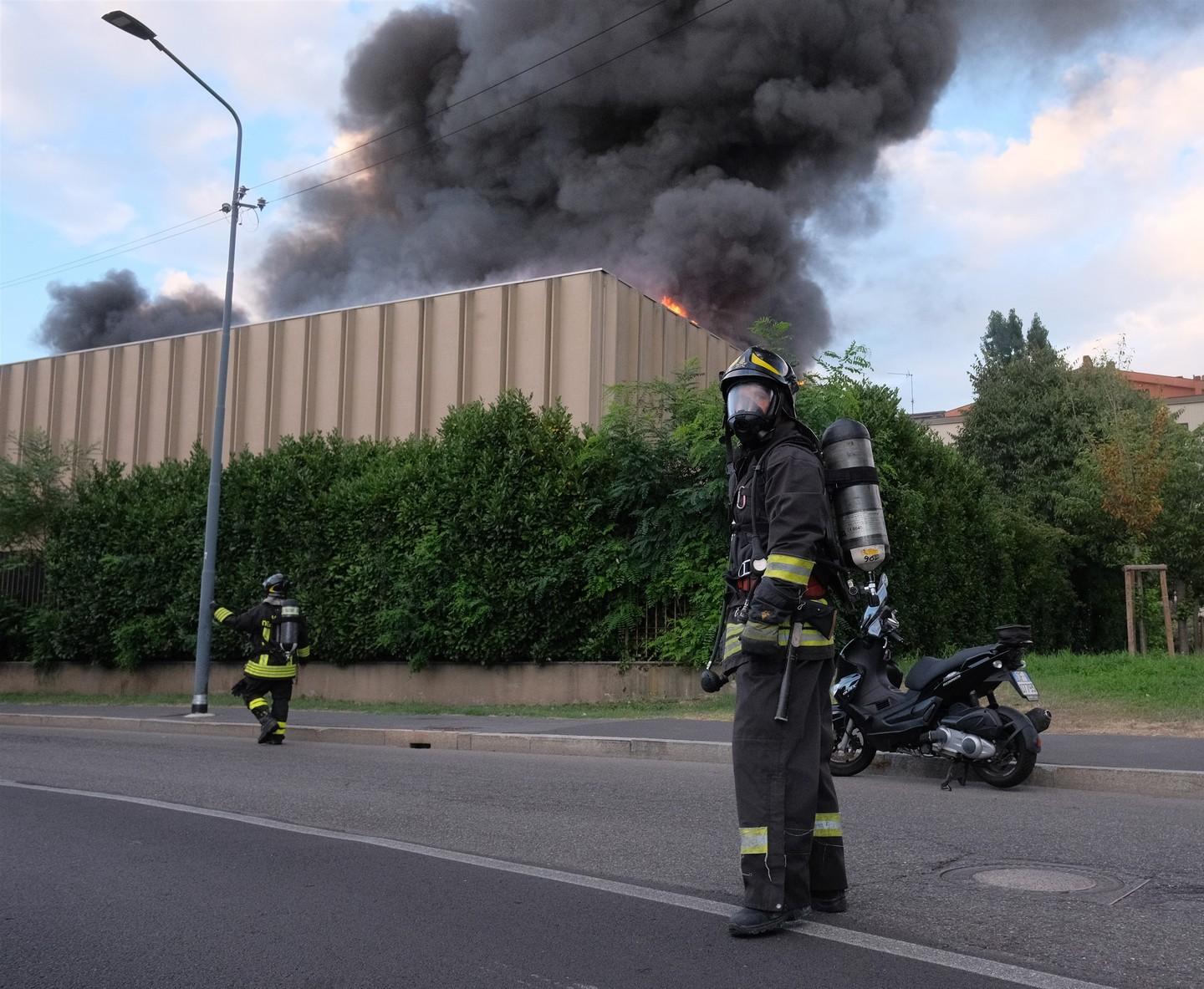 Incendio Allimpianto Rifiuti Nube Nera Paura A Bruzzano FOTO