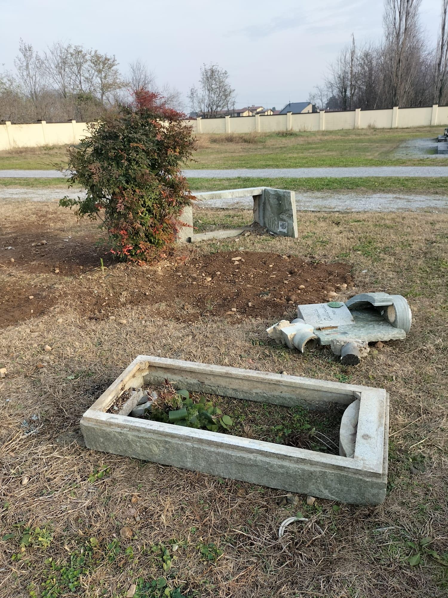 Nerviano Al Cimitero Di Garbatola Le Tombe Rimangono Aperte Dopo Le