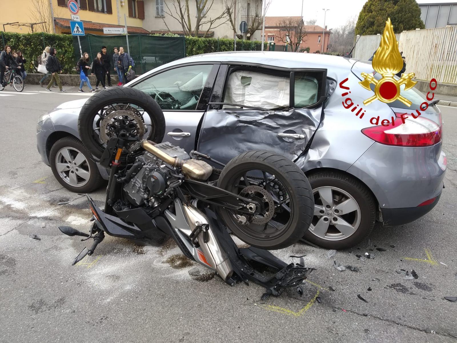 Mariano Comense Si Schianta Con La Moto Contro Un Auto Diciottenne