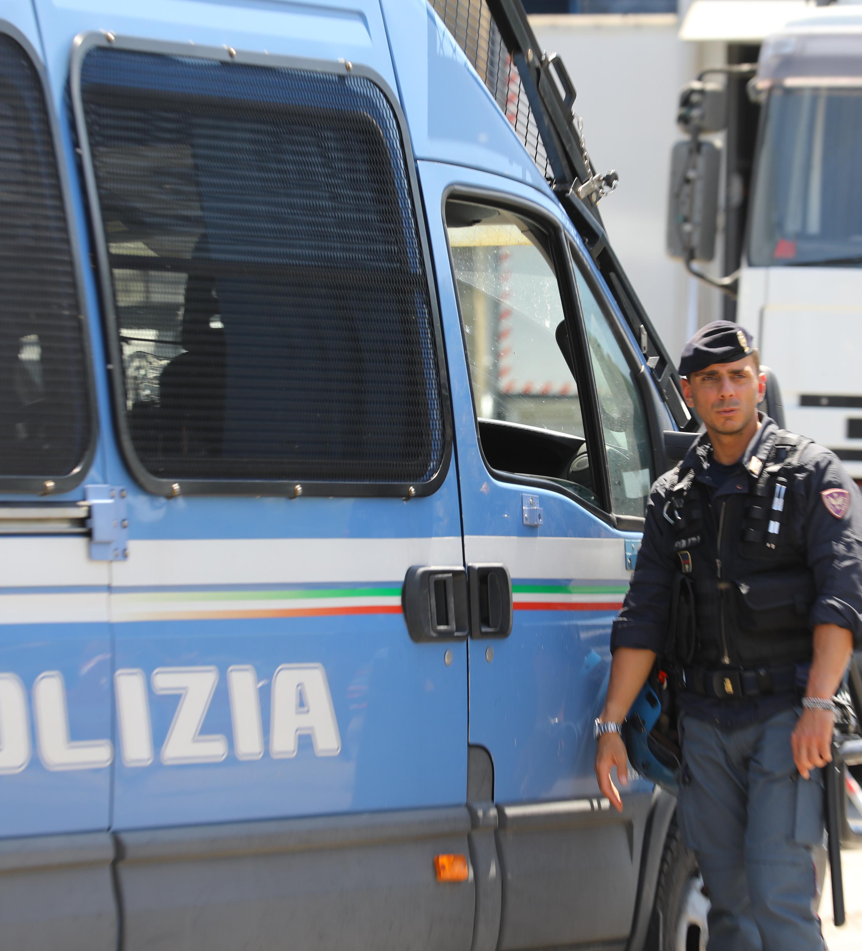 Tifoso Prende A Sassate Lauto Della Polizia Maxi Daspo Di Otto Anni