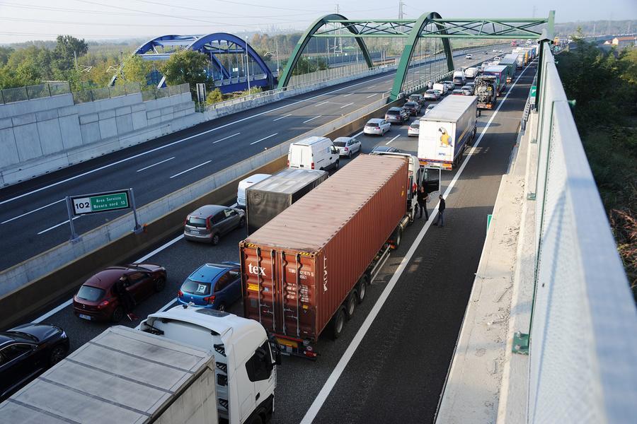 Incidente In Autostrada Uomo Scende Dal Furgone E Muore Investito