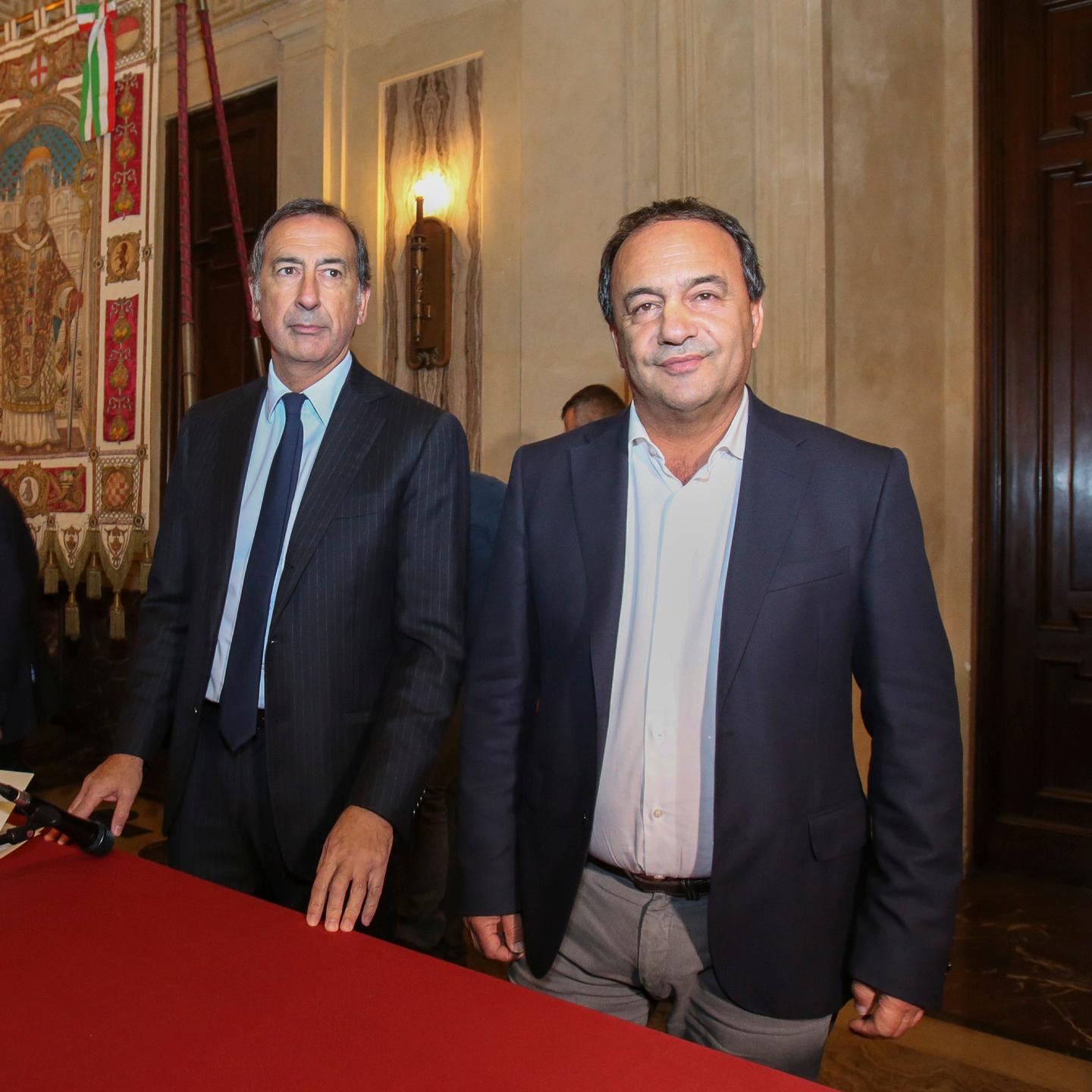 Mimmo Lucano accolto dagli applausi a Palazzo Marino Milano è con te