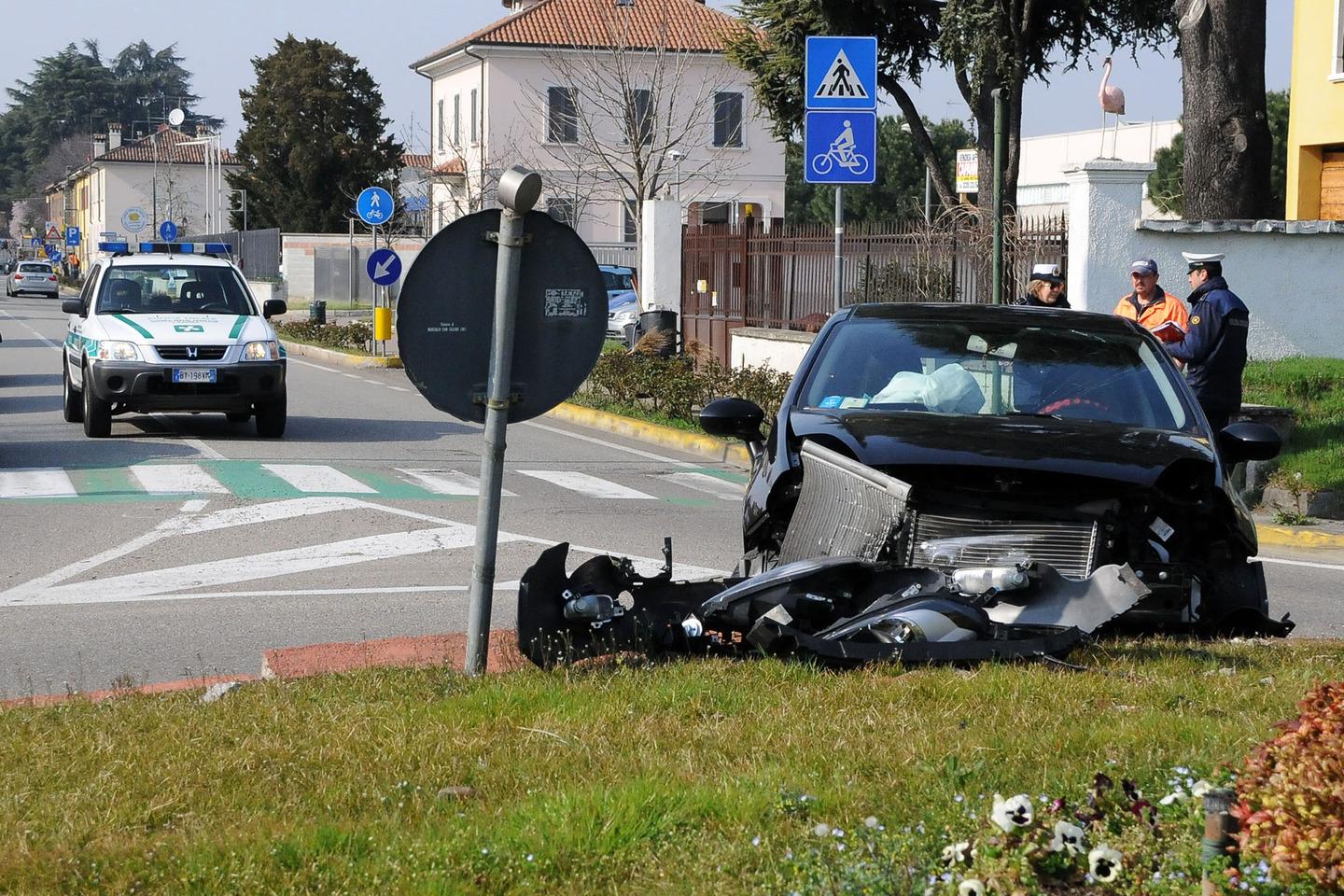 Marcallo con Casone incidente alla rotonda devastato il rondò per un