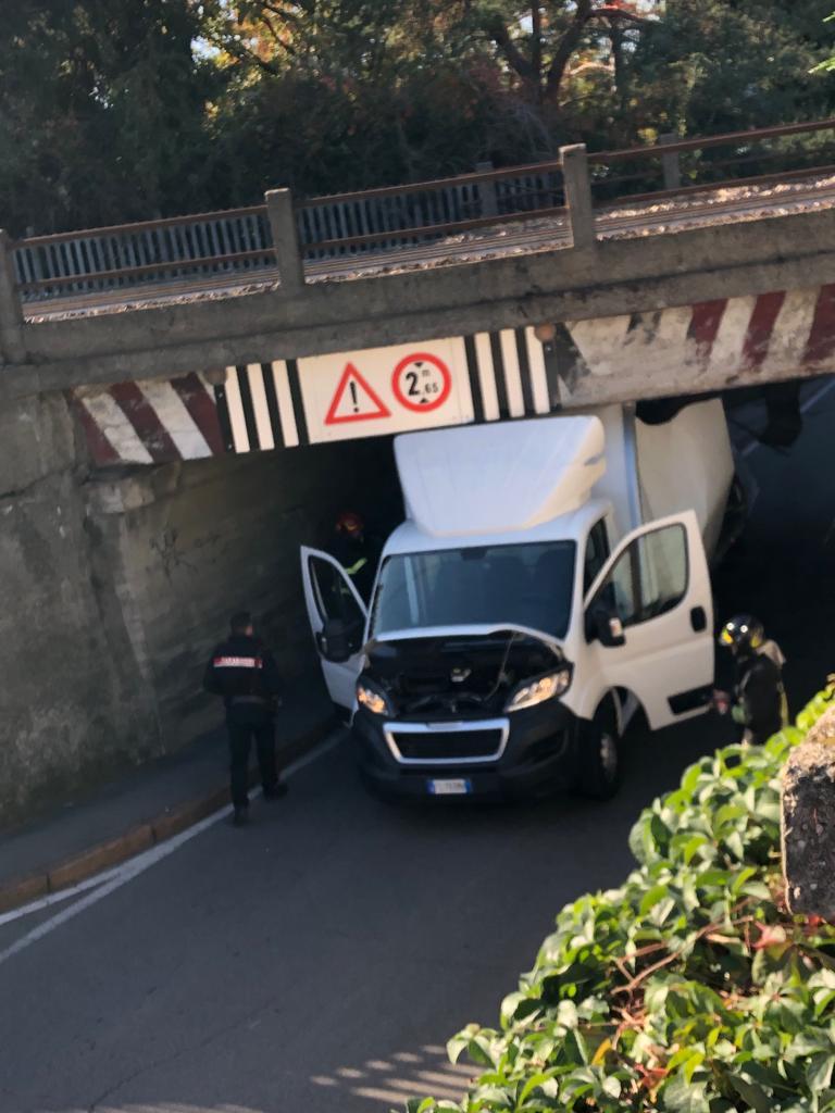 Canegrate Si Incastra Col Furgone Nel Sottopasso Ferroviario