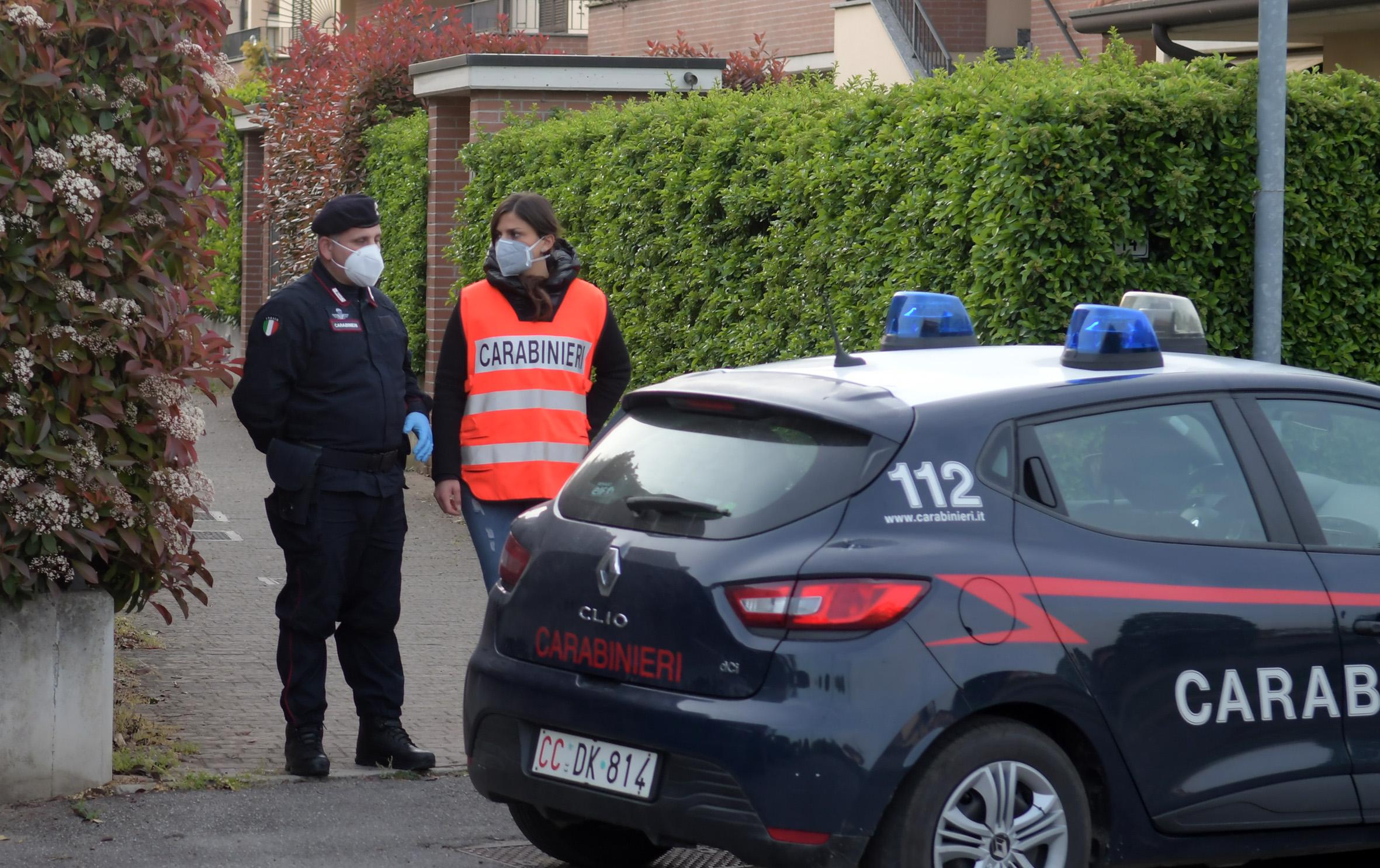 Ubriaco E Senza Mascherina Si Spoglia In Strada Multa Di Euro