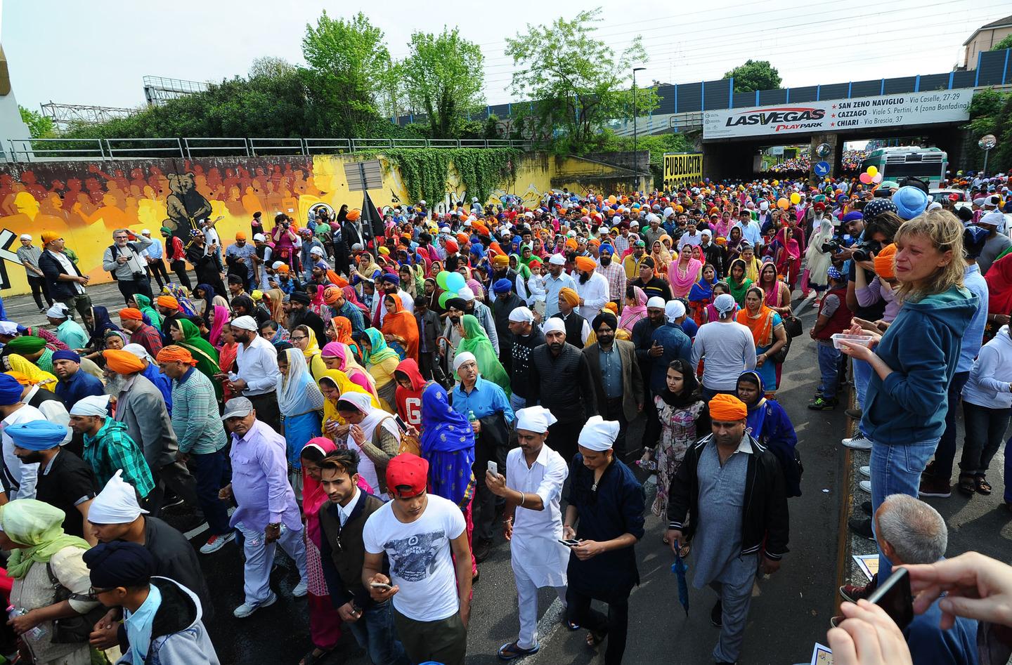 Sikh In Festa Per Il Baisakhi Corteo Colorato Nel Centro Di Brescia