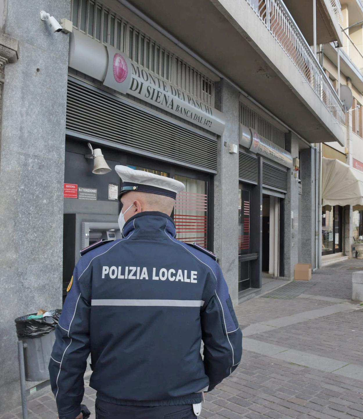 Broni Fallisce Il Colpo In Banca Dei Rapinatori Con La Vanga