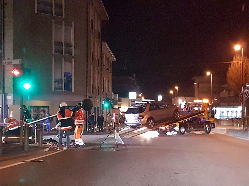 Calolziocorte Esce Di Strada E Abbatte Lampione Tre Feriti