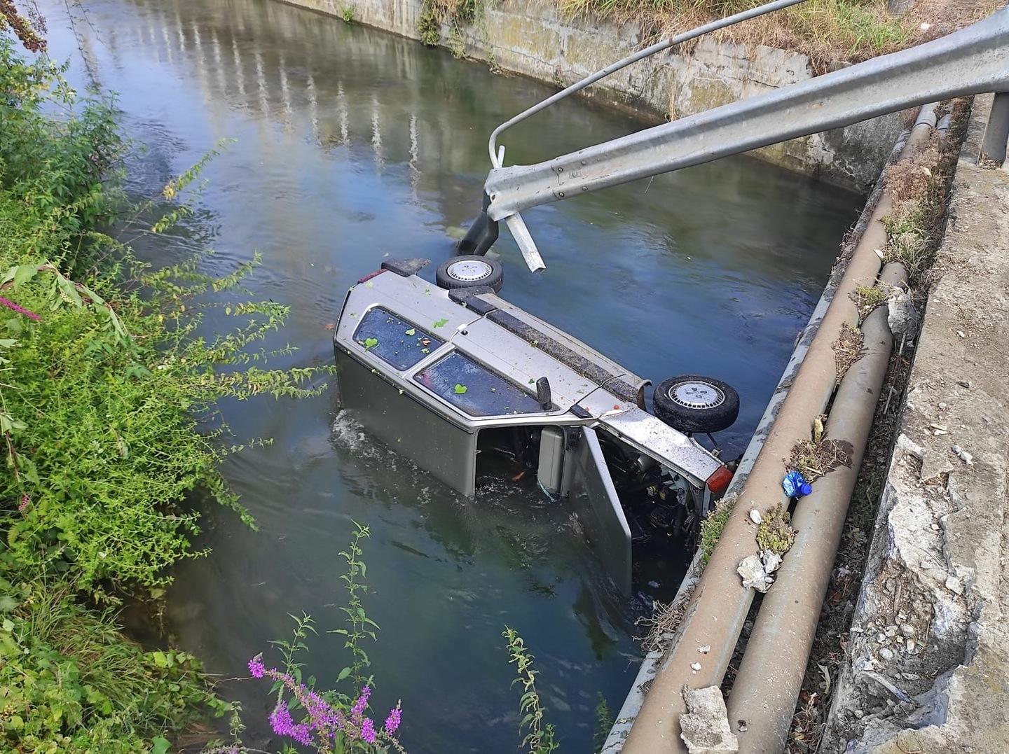 Incidente A Romanengo Neopatentato Finisce Con Lauto Nella Roggia