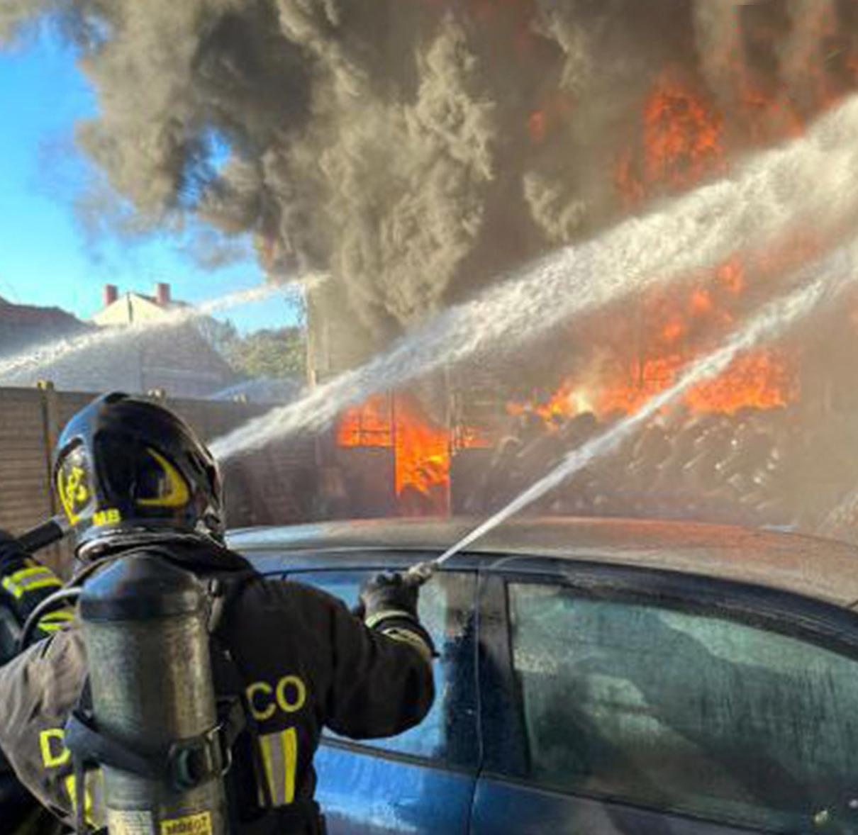 Incendio In Carrozzeria Alta Colonna Di Fumo E Due Persone Soccorse