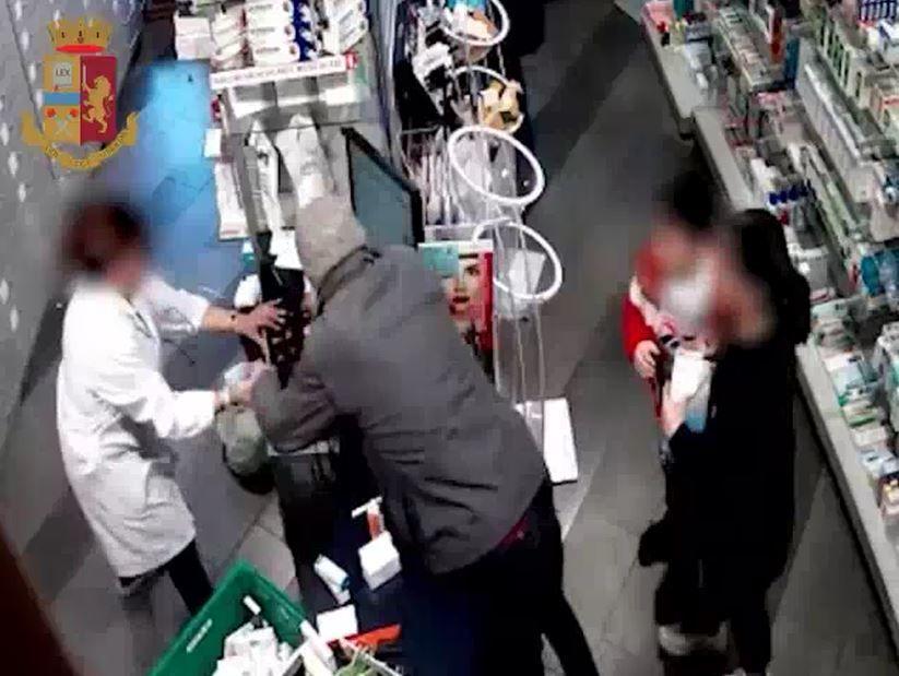 Milano Colpi In Farmacia Arrestato Rapinatore Gentiluomo Video