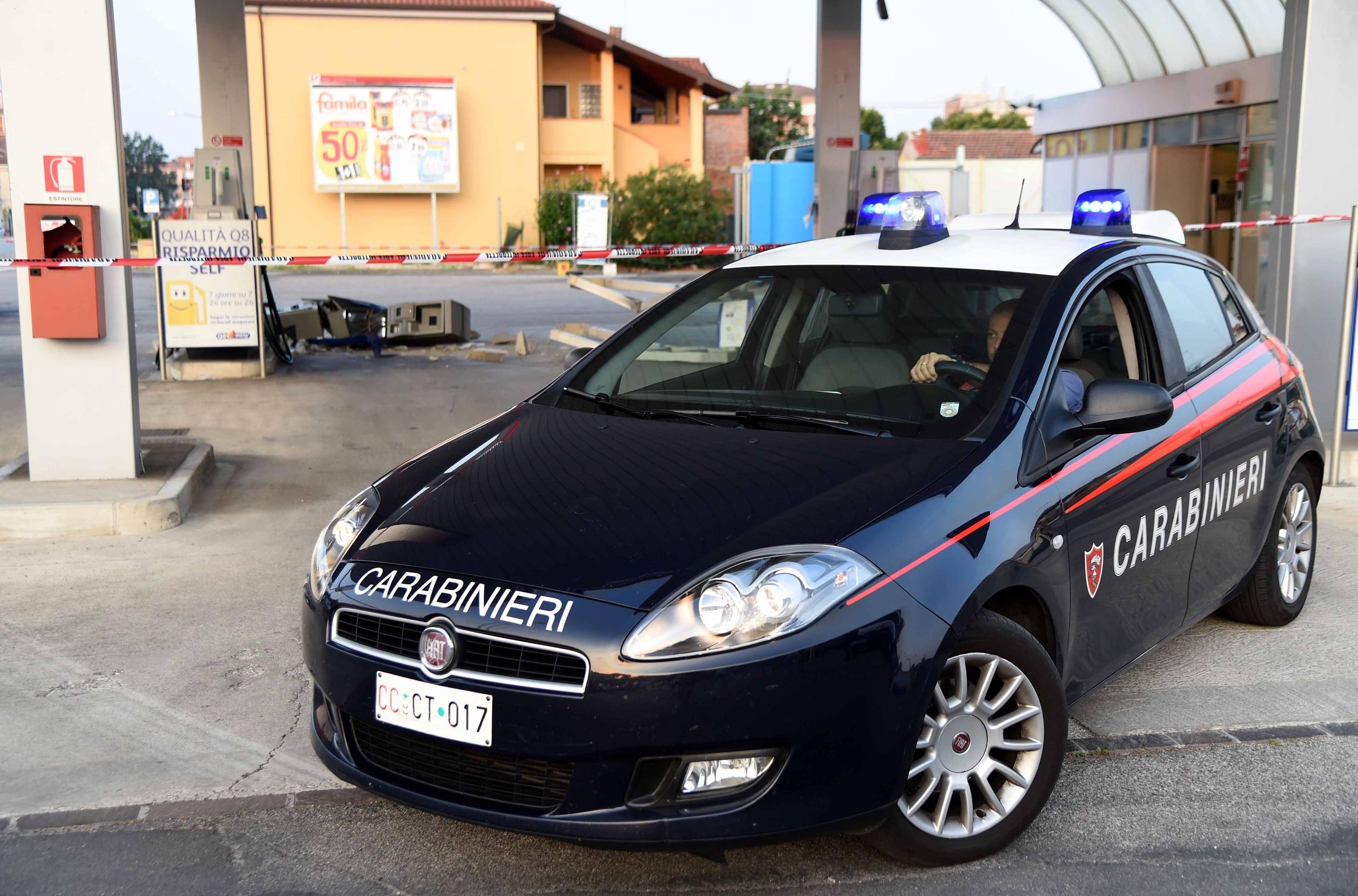 Monza Rapina Al Distributore Di Carburante Colonnine Divelte Con