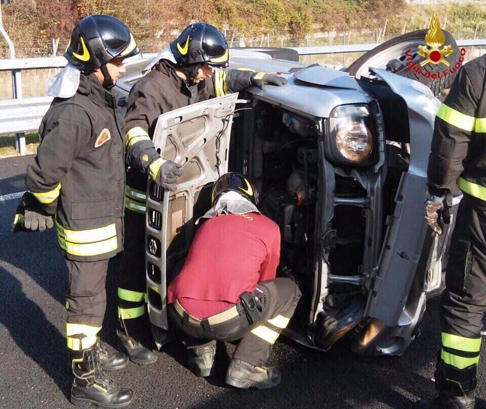 Schianto In Tangenziale Auto Si Ribalta