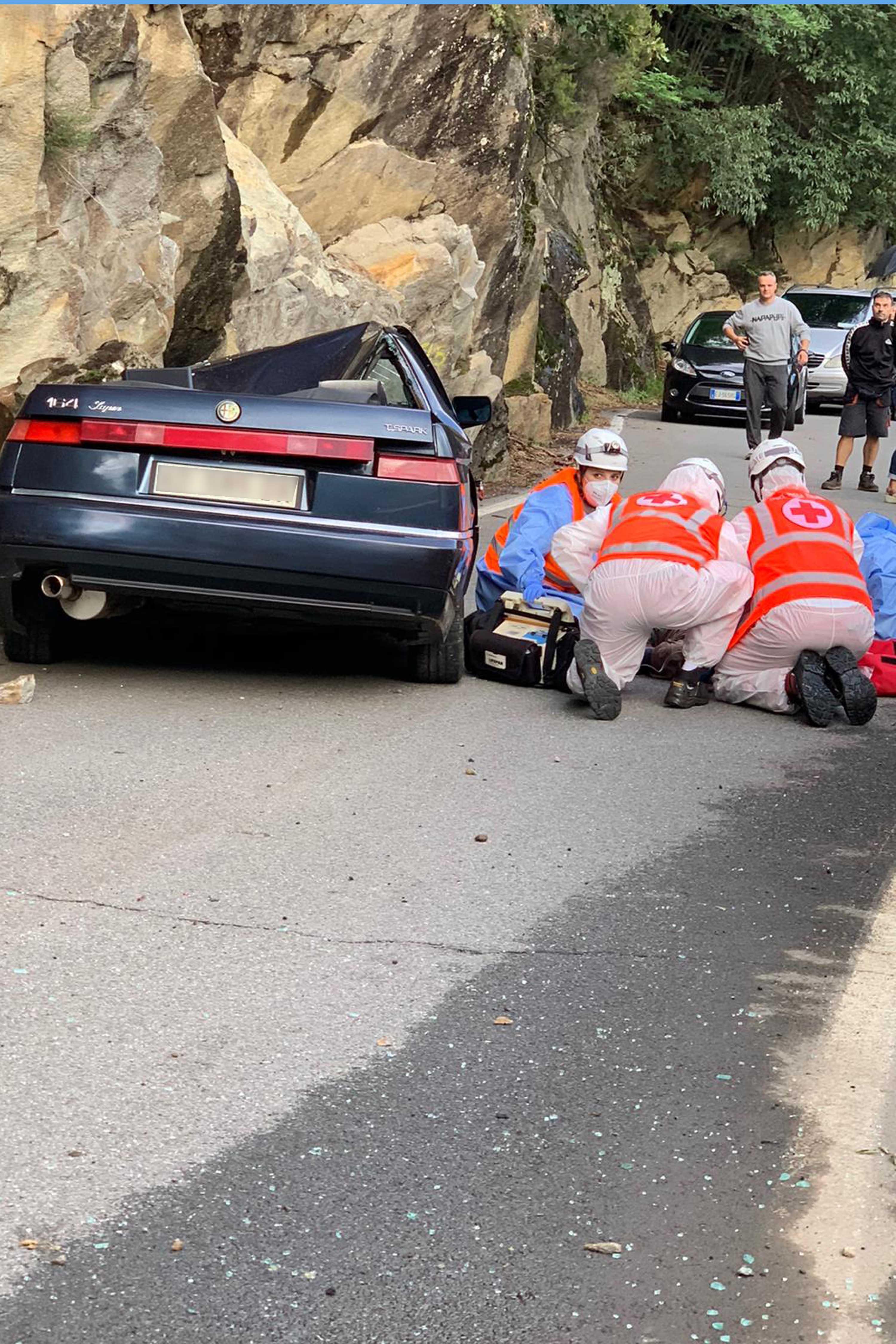 Bema Auto Travolta Da Scarica Di Sassi Conducente Salvato Da Carabiniere