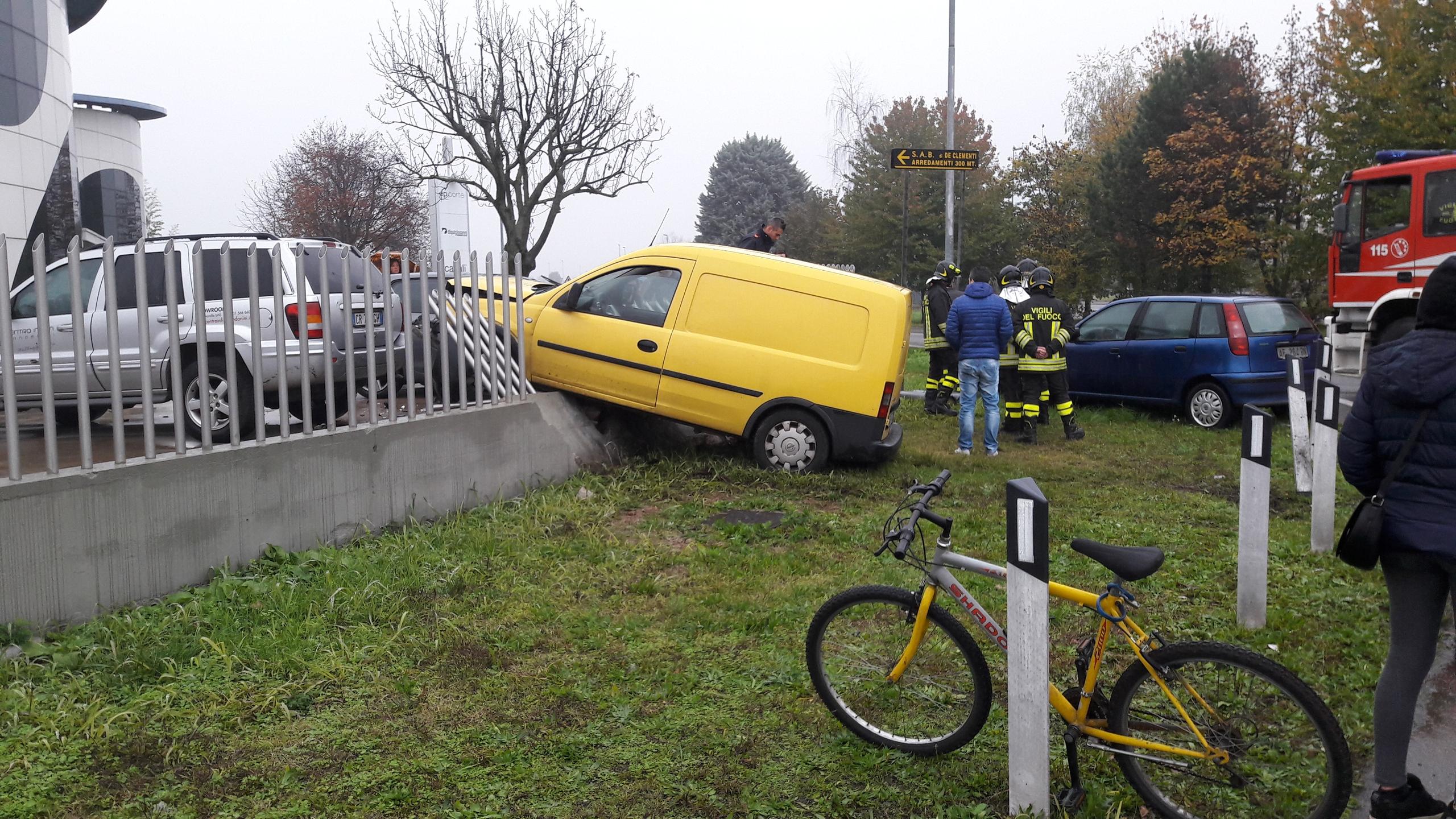 Busto Garolfo Furgone Urta Un Auto E Si Schianta Contro Il Cancello Di