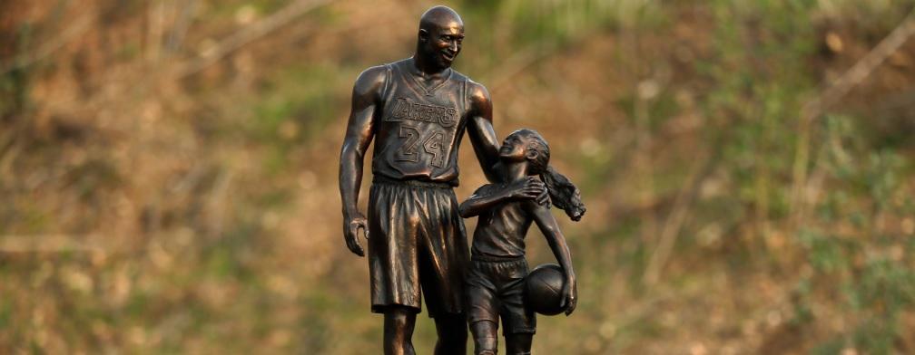 Kobe Bryant Una Statua Con La Figlia Gianna Nel Luogo Della Tragedia