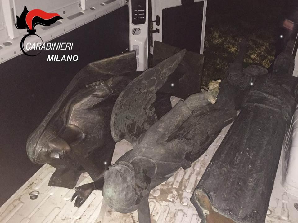 Carabinieri Sventano Furto Di Statue Tombali Al Cimitero Di Baggio