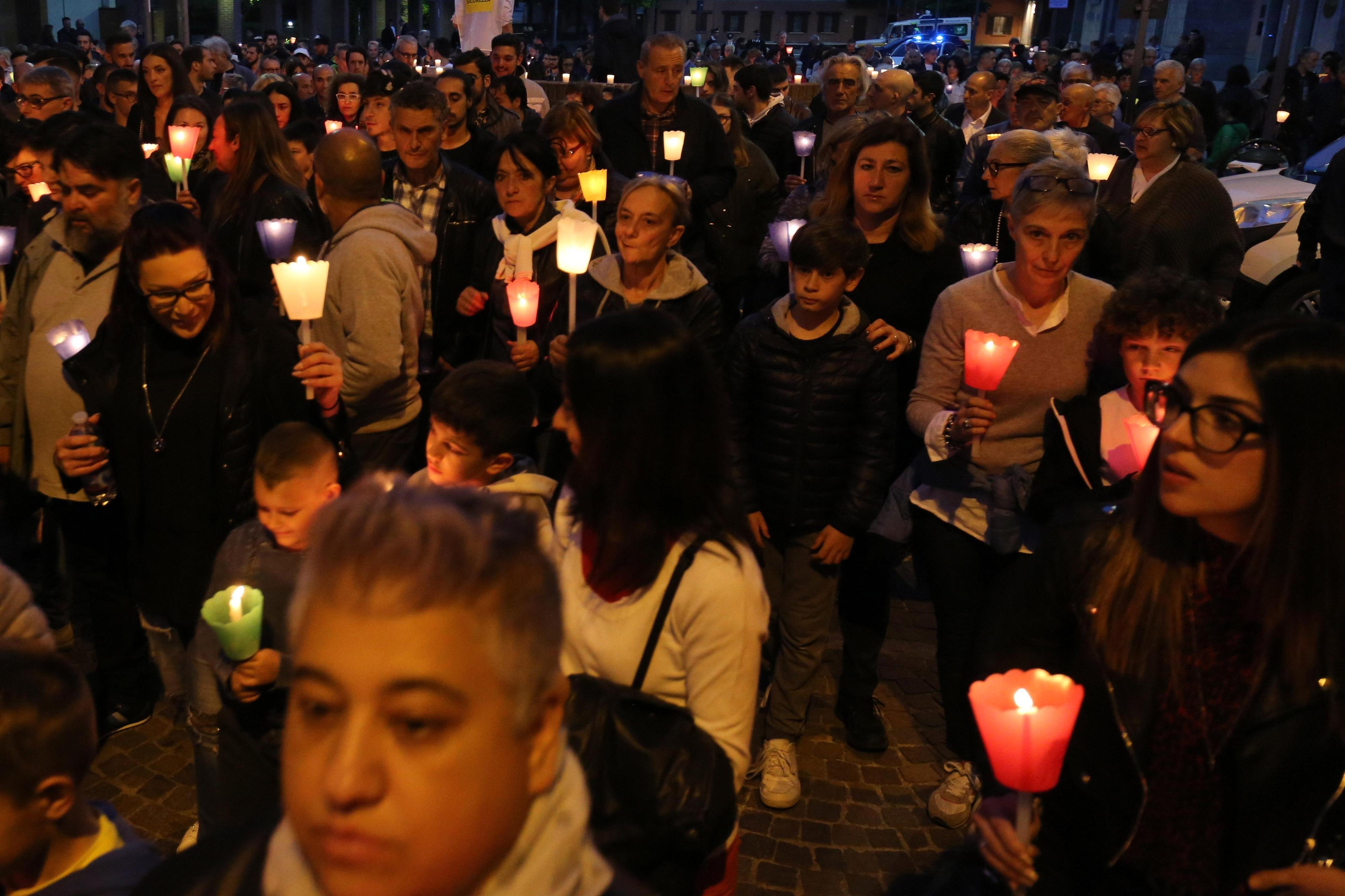 Fiaccolata Per La Pace Tre Sindaci In Marcia Per Non Dimenticare La