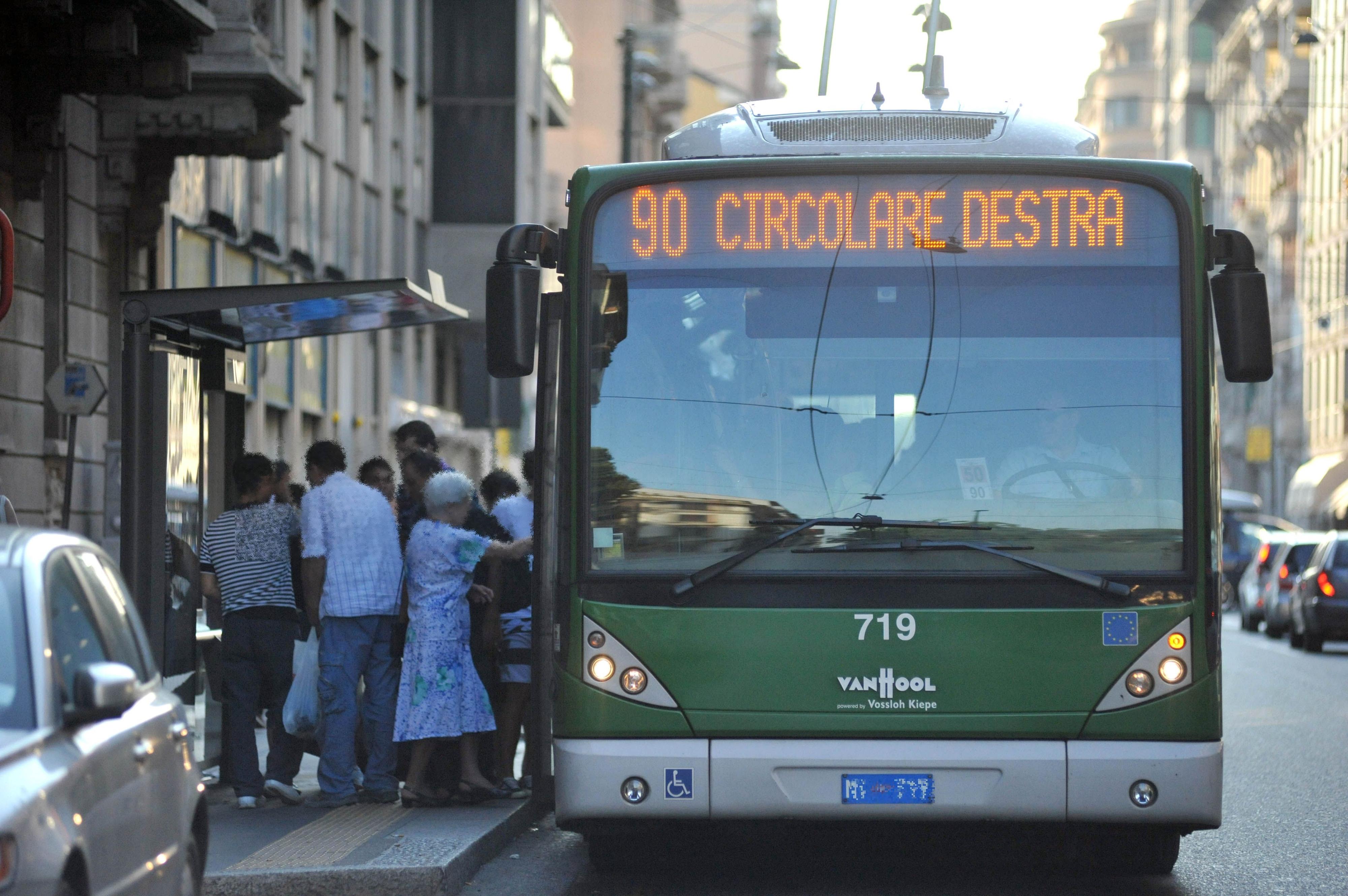 Paura Sulla D In Escandescenza Sul Bus E Aggredisce Agenti