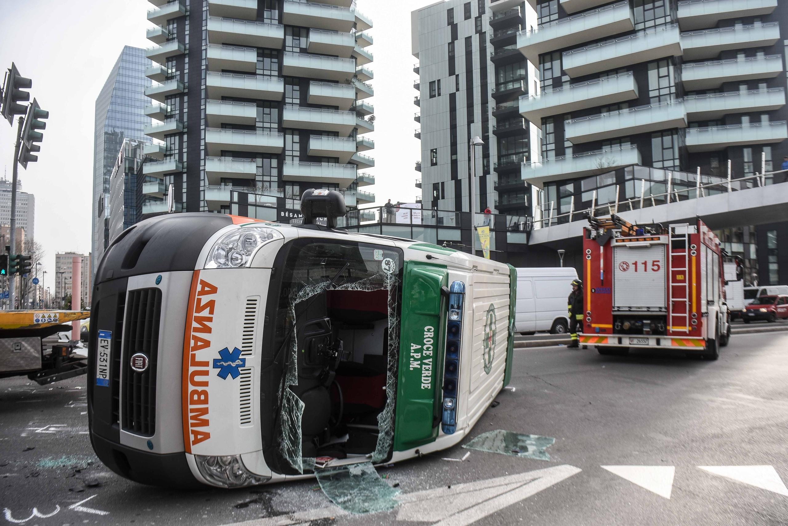 Incidente Auto Ambulanza Via Melchiorre Gioia