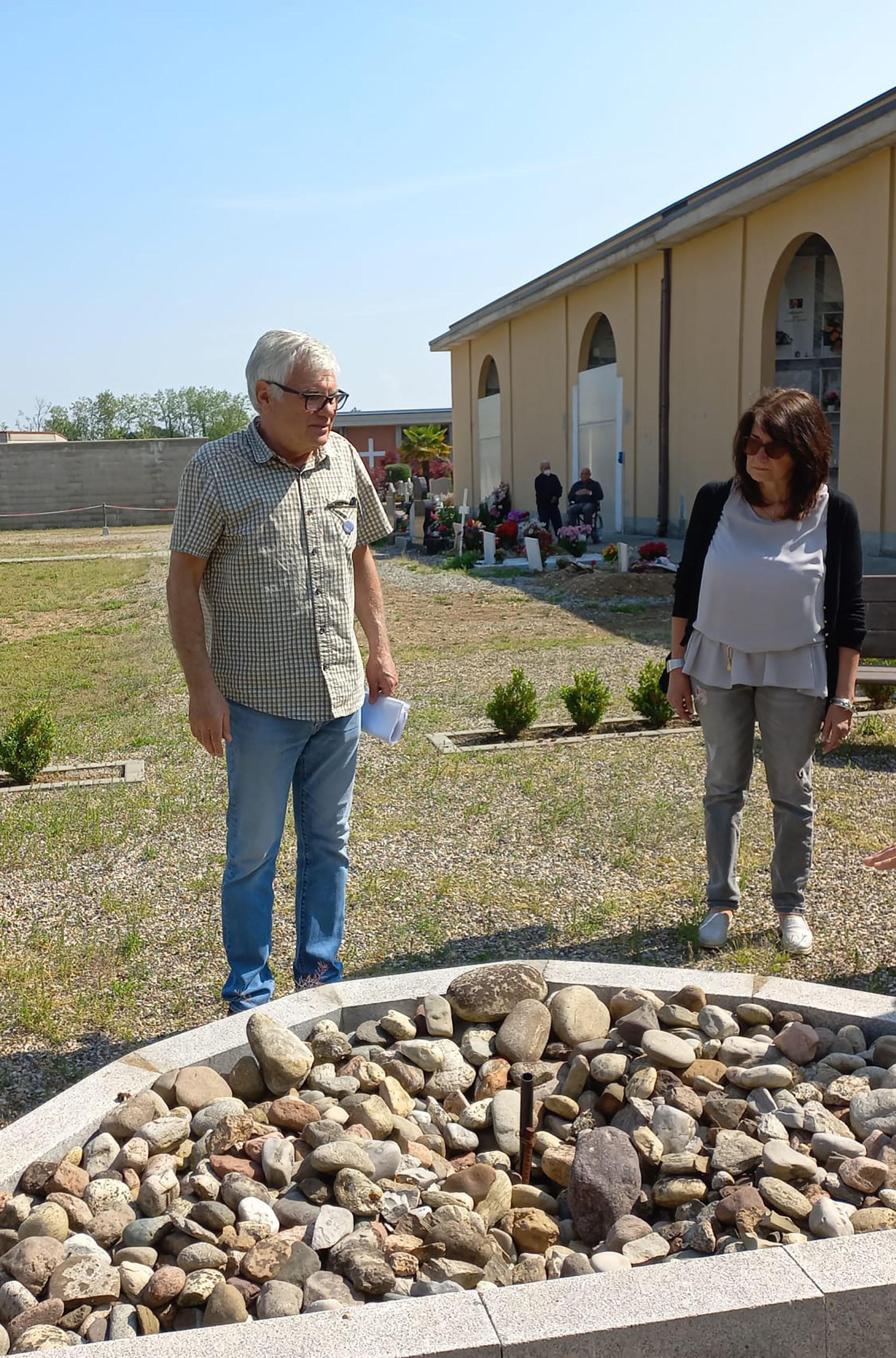 Un Luogo Dove Disperdere Le Ceneri Petizione Per Il Giardino Del Ricordo