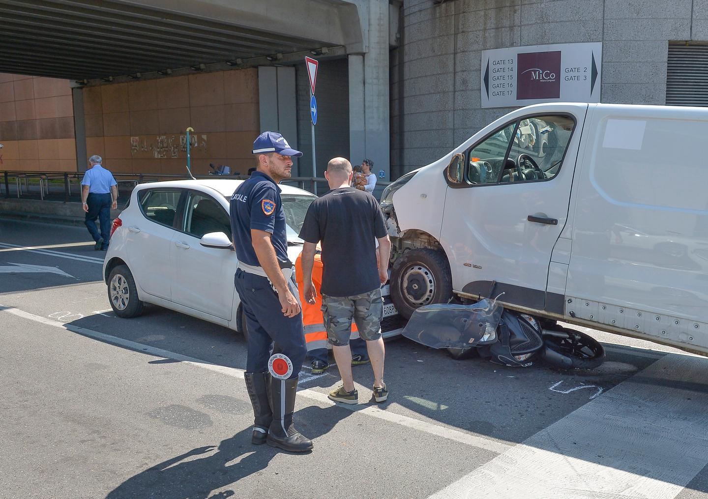 Incidente Fra Veicoli In Viale Scarampo Motociclista Miracolato